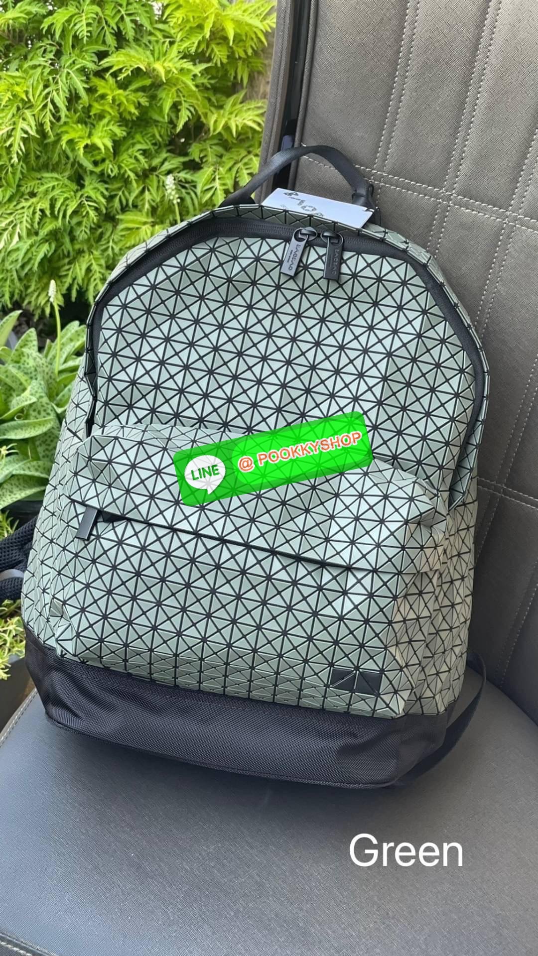 Bao Bao Issey Miyake Daypack geometric backpack กระเป๋าเป้ทรงคลาสสิก รองรับน้ำหนักได้ดี เหมาะกับการเดินทาง เป้สะพายหลังรุ่น Daypack One-Tone Backpack มาในรูปทรงกระเป๋าเป้สุดคลาสสิก โดดเด่นด้วยการออกแบบที่เป็นเอกลักษณ์ วัสดุสามเหลี่ยมขนาดเล็กพิเศษ ได้กลิ่น