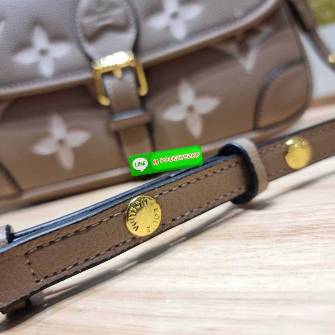 LV diane monogram empreinte bag 🔆 Details กระเป๋ามัลติฟังก์ชั่นสุดคุ้มจากเคาน์เตอร์ dutyfree ที่ดีไซน์ออกมาได้น่ารักน่าใช้มากๆ มีสายมาให้ถึง 2 แบบ สายหนังคล้องไหล่ได้ ปรับสะพายข้างได้ และสายสปอร์ตครอสบอดี้ได้ สวยลูกคุณหนูมากๆ ปรับเปลี่ยนใช้ตามลุคแ