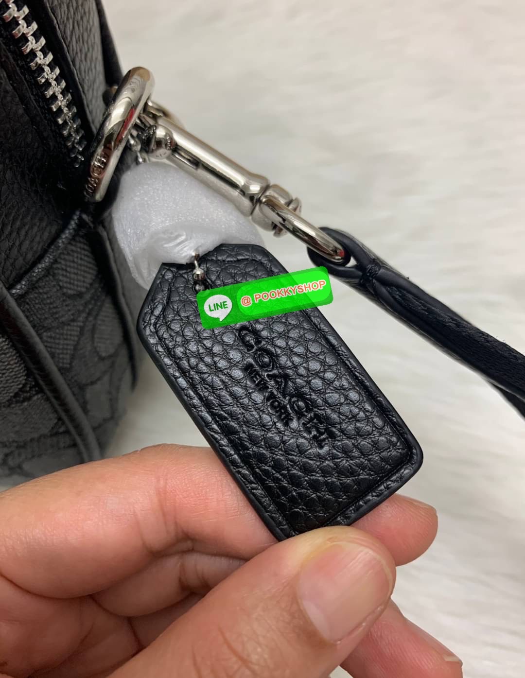 New arrival! 🌈รุ่นใหม่ห้ามพลาดค่ะ! Coach Dempsey Camera Bag In Signature Jacquard With Stripe And Coach Patch ((1912)) พร้อมส่งที่ไทย! กระเป๋าสะพายครอสบอดี้ร์กรือสะพายข้างได้ วัสดุJacquard+หนังแท้ สวยงามมากๆค่ะ ด้านหน้ามีป้ายวงกลมหนังโลโก้แบรนด์ เ