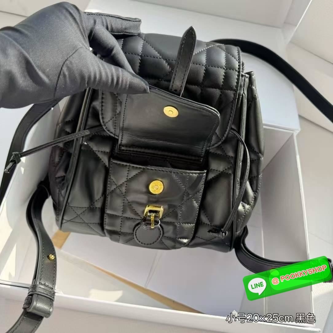 DIOR Small Caro Backpack กระเป๋าเป้ไซส์เล็กน่ารัก ดีไซน์ใหม่ หนังสวยเกินเรื่องมากๆ สัมผัสนิ่ม หรูหรา หูจับในตัวดีไซน์โค้งมนอะไหล่ทองสวยโดดเด่นไม่เหมือนใคร ที่สุดของความลัคชูต้องยกให้แบรนด์นี้ ทันสมัยและสง่างาม ราคาคุ้มที่สุดในย่านนี้บอกเลย!!