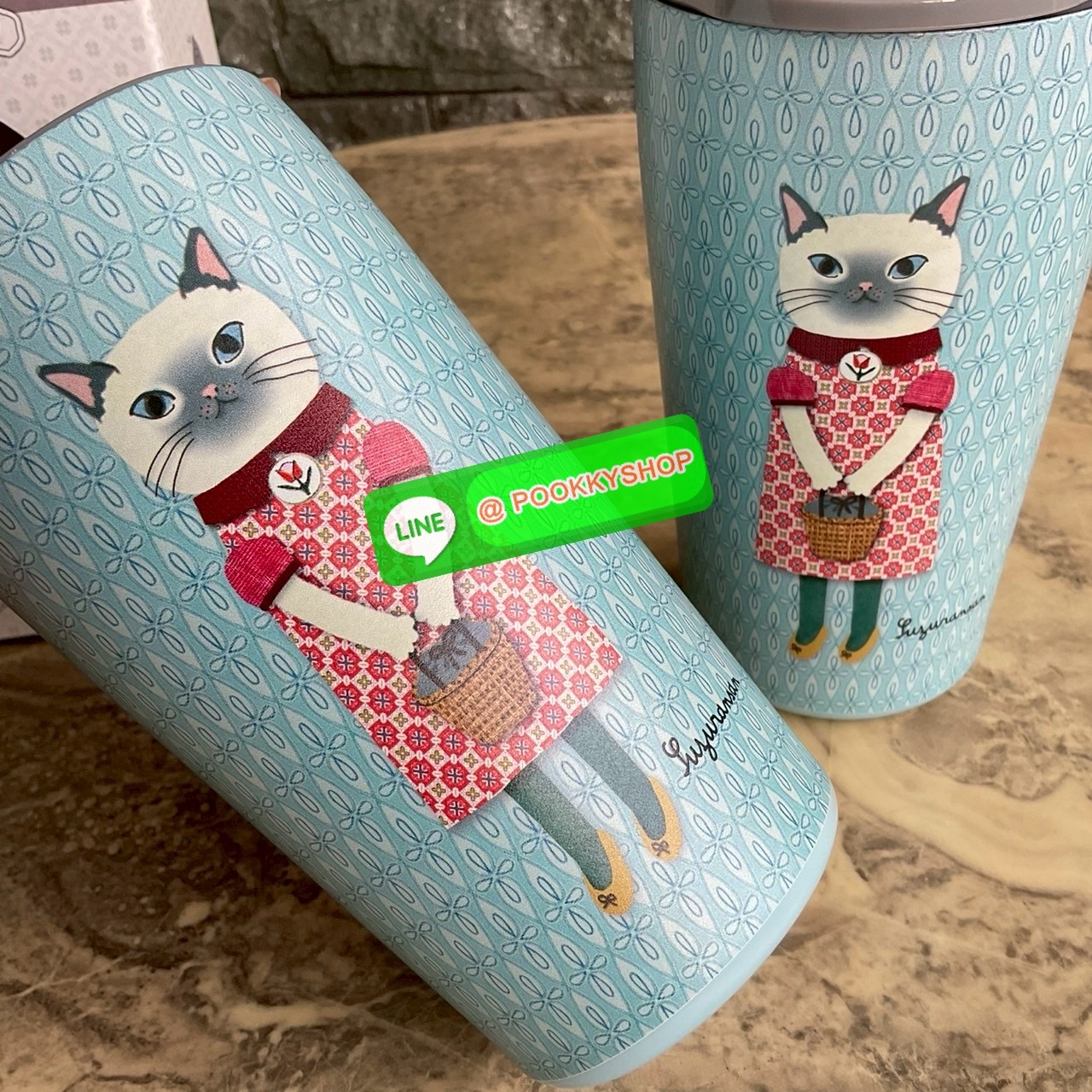 kusuguru Japan Stainless Tumbler Cup แก้วน้ำสแตนเลส ปริมาณสุทธิ 400 ml มาพร้อมกับลายแมวญี่ปุ่นน่ารักๆ แก้วพิมพ์ลาย แมว 2 ด้าน ด้านหน้า และ ด้านหลังแก้วค่ะ เก็บความร้อนเย็นได้ยาวนาน 12 ชม. มีฉนวนกันร้อน/เย็น โครงสร้างคู่สูญญากาศ มีฝาปิด แถบเลื่อนป้องกันน้ำ