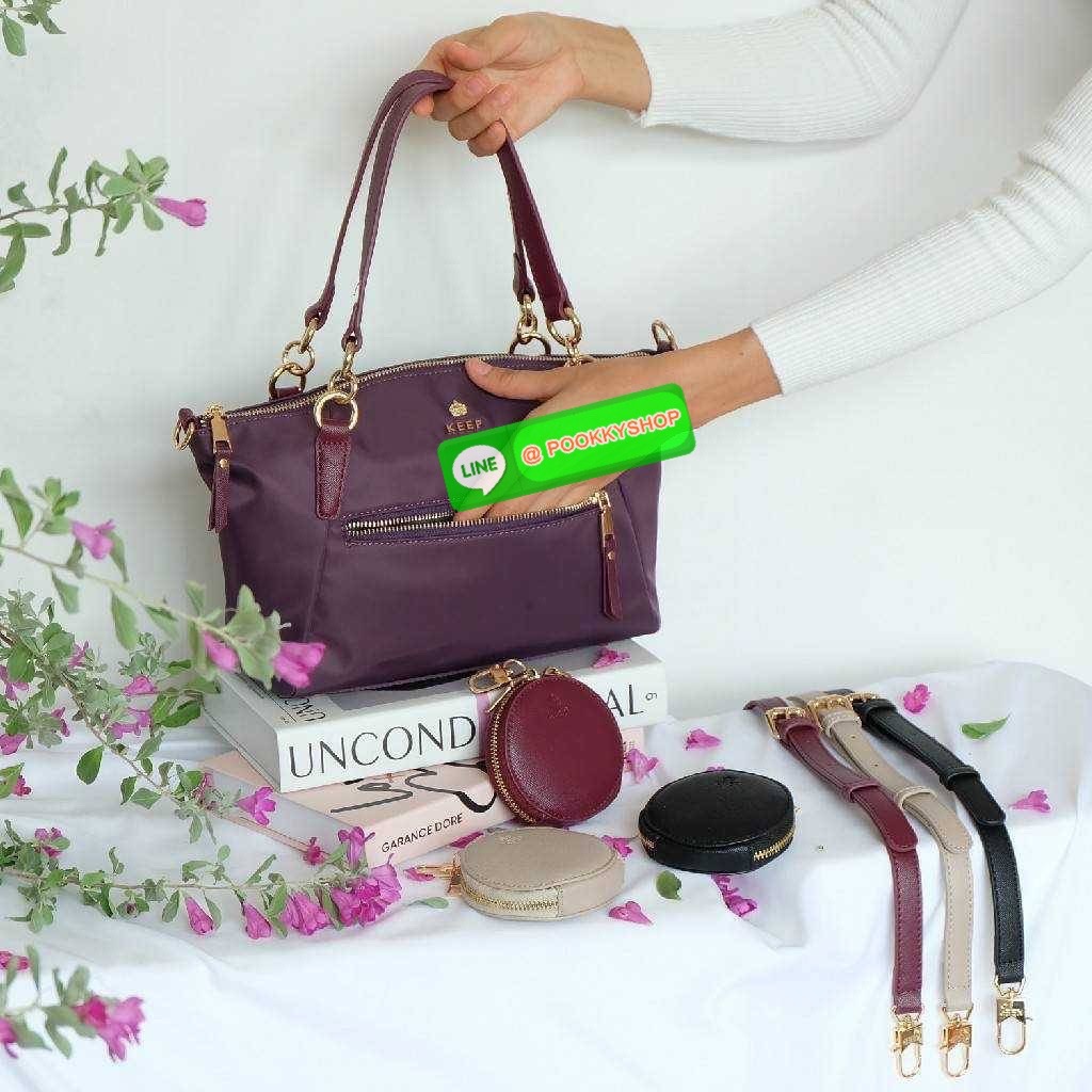 รุ่น KANNY with zipper รุ่นนี้พัฒนาต่อยอดมาจากรุ่น KANNY คอลเลคชั่นเดิมที่เป็นหนึ่งรุ่นที่ขายดีของทางแบรนด์เพราะเป็นกระเป๋าที่ฟังชั่นตอบโจทย์การใช้งานมากที่สุด 📍ตัวกระเป๋าน้ำหนักเบามาก 📍ทำจากไนล่อนนาโนกันน้ำ 📍ทำช่องแบ่งเก็บด้านใน ใ