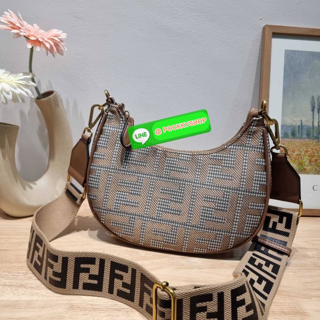 FENDI MONOGRAM CROSSBODY HOBO BAG กระเป๋าสะพายข้างใหม่ล่าสุด ดีไซน์ลวดลายรอบใบ มี texture โดดเด่นน่าใช้ ดูหรูและคลาสสิคในตัว ก้นกระเป๋าตกแต่งอะไหล่ font สีทองหรูหรา มาพร้อมสาย 2 แบบ สำหรับคล้องแขน และสายครอสบอดี้ วัสดุผ้าแคนวาสทนทาน เปิด-ปิดด้วยซิป ภายในเ
