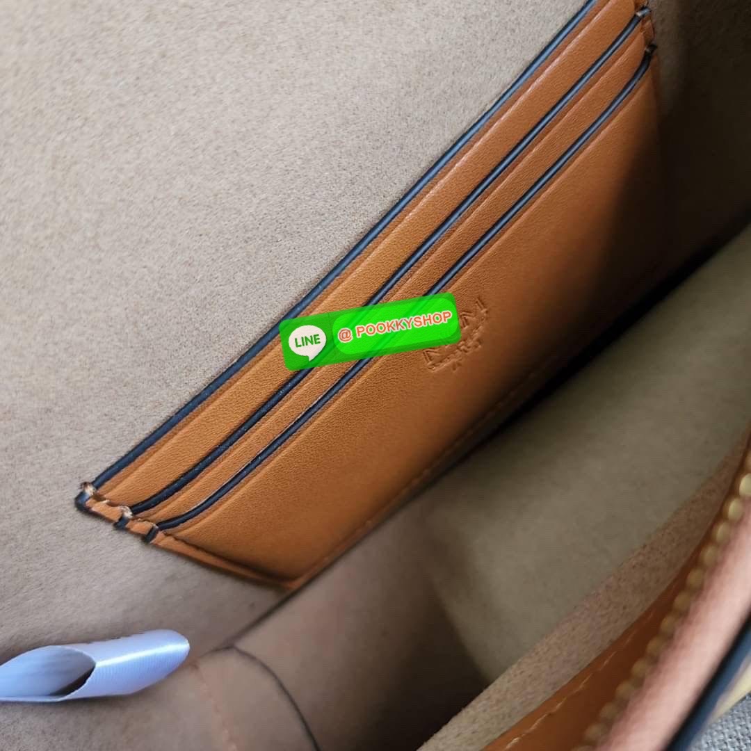 MCM Gretl Cossbody in visetos กระเป๋า Gretl กระทัดรัด ไอเทมใหม่ สุดฮิต ที่สาวๆต้องมีคะ วัสดุหนังแคนวาส ตัดหนังแท้ มาพร้อมสายสะพายโซ่อะไหล่สลับหนัง ข้างช่องโล่งสามารถใส่มือถือ iPhone Pro max ได้เหมาะสำหรับสะพายเที่ยวชิวๆในวันหยุดพักสบายๆ สีน้ำตาลคอนยัคทีแม