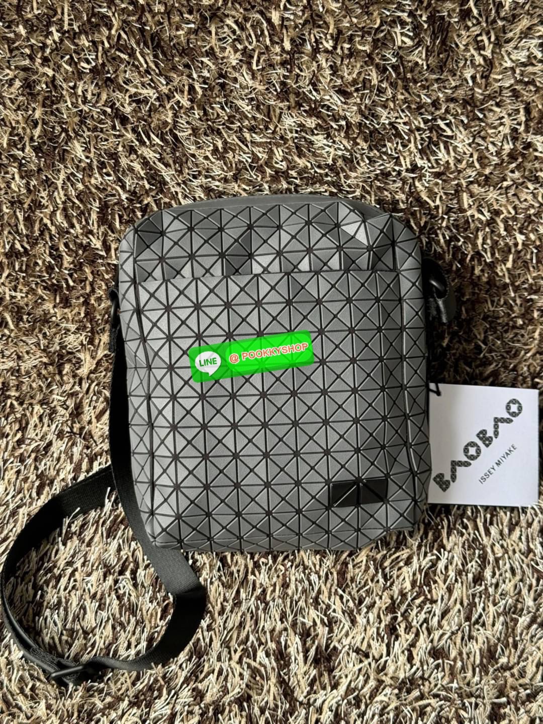 Bao bao issey miyake VOYAGER Shoulder Bag กระเป๋าสะพายข้างใบนี้มีสายสะพายปรับระดับได้ มีซิปเปิดปิดด้านบน และช่องแบบเปิดด้านใน ช่องกระเป๋าด้านนอกปิดด้วยปุ่มแม่เหล็ก มีขนาดที่สะดวกสำหรับเก็บสิ่งของจำเป็นทั้งหมดของคุณ VOYAGER คือเพื่อนร่วมเดินทางที่สมบูรณ์แบ