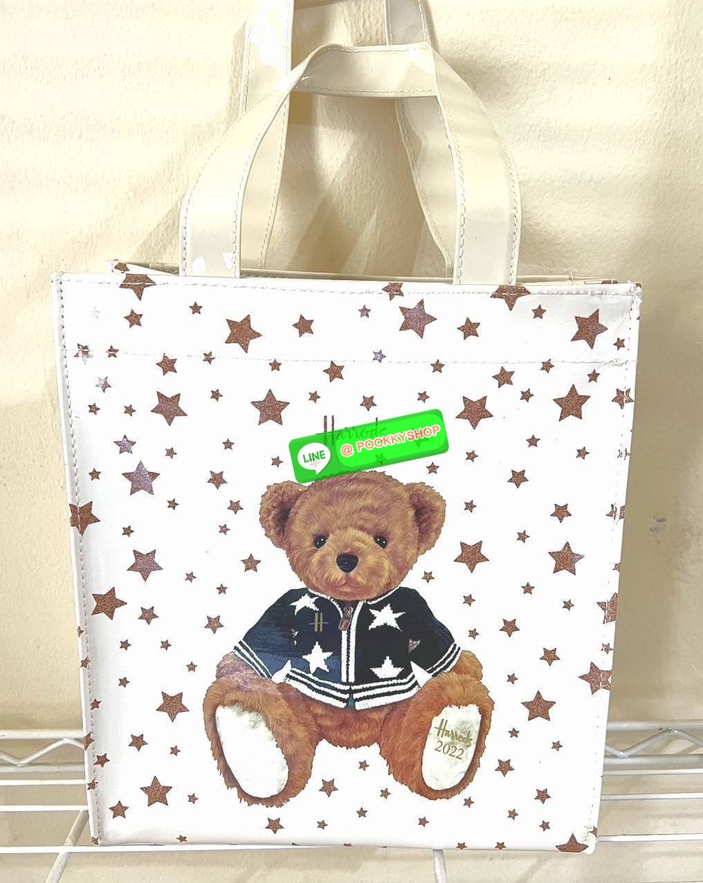 Don't Miss! Harrods London Top-handle Shopping Bag กระเป๋า Shopping แบรนด์ดังจากอังกฤษไอเท็มยอดนิยมวัสดุ PVC+Polyester 100% ของแท้เนื้อหนาอยู่ทรงกันน้ำ ขนาดกำลังดี น้ำหนักเบา เปิดปิดด้วยซิปสะดวกใช้ภายในกว้างและจุ มีโลโก้แบรนด์และมีช่องซิปเล็ก1ช่องสาม