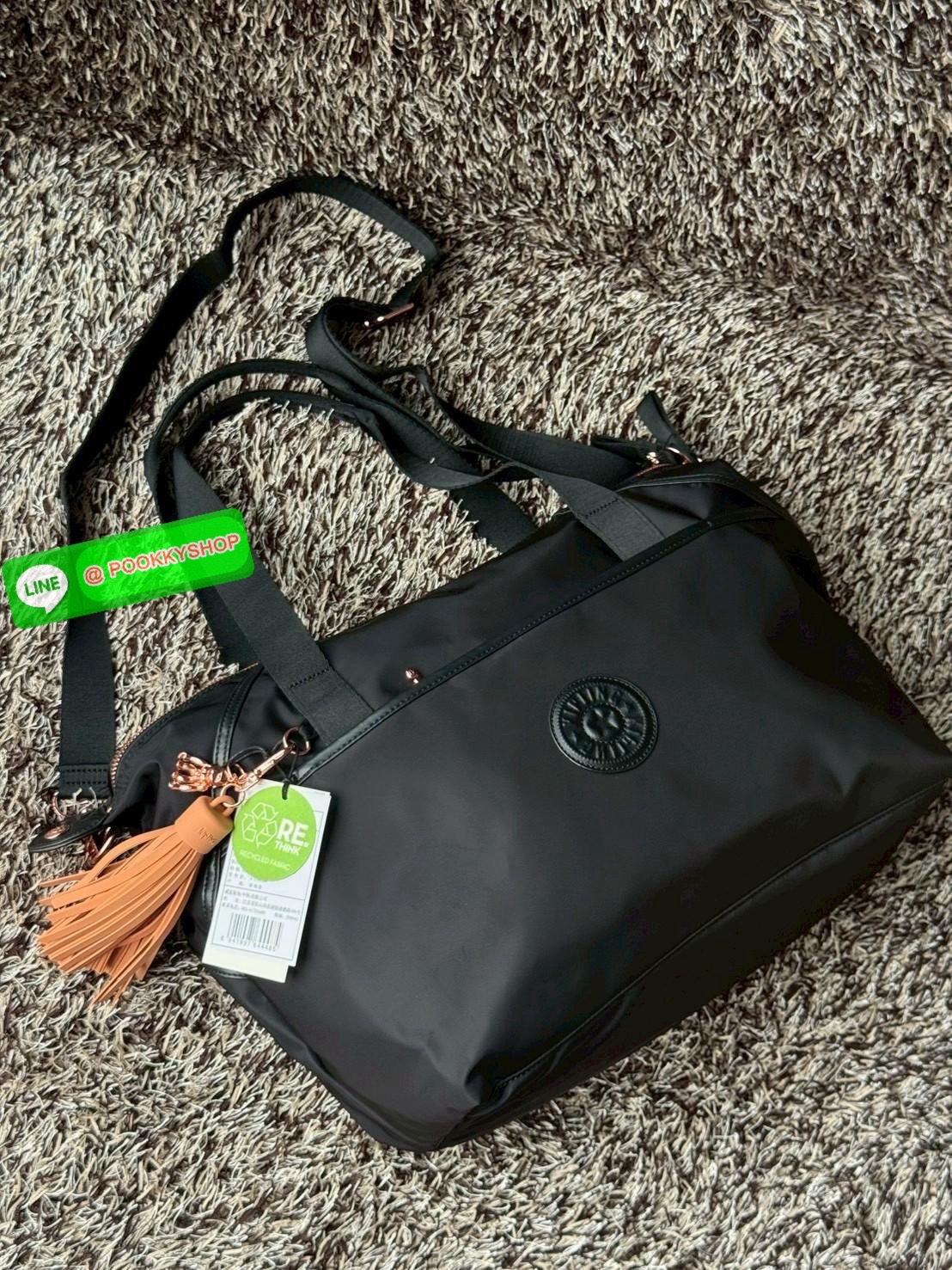 Kipling ART ORGANIZED เป็นกระเป๋าขนาดไม่เล็กหรือใหญ่ จนเกินไป จากแบรนด์ Kipling รุ่น ART ภายในมีช่องเก็บของเป็นสัดส่วน ให้คุณเก็บสิ่งของจำเป็นทั้งหมดของคุณได้อย่างไม่มีตกบกพร่อง มาพร้อมกับลิง Kipling อะไหล่สีโรสโกลด์ ที่แม็กเข้ากับสีกระเป๋าซึ่งเป็นสีดำ ทำ