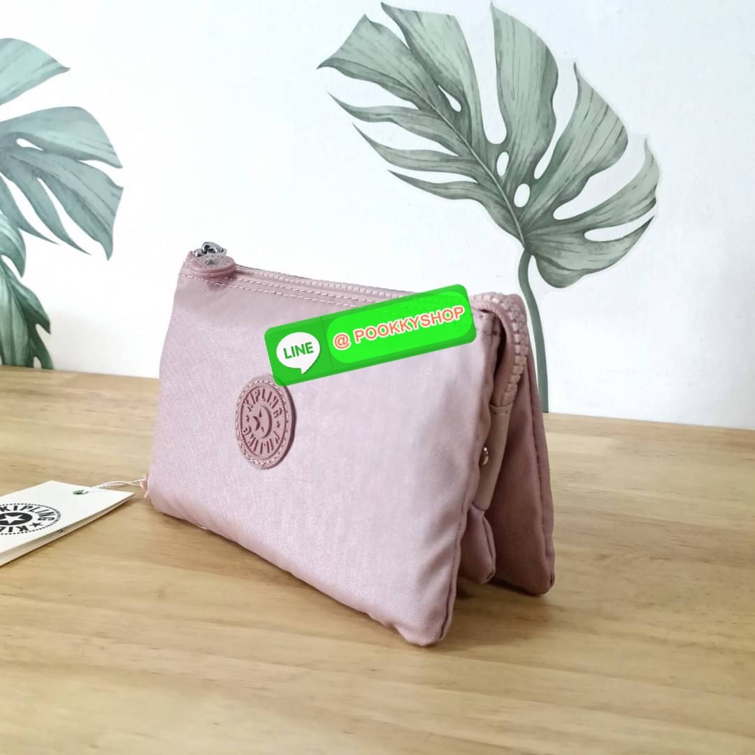 Kipling Creativity Large Pouch วัสดุ Nylon 100% กระเป๋าคล้องมือขนาดพอเหมาะ 7.25 นิ้ว พกพาสะดวก เปิด-ปิดด้วยซิปเดียวใช้งานง่าย ด้านในมีช่องกว้าง 2 ช่องและช่องซิปเล็กตรงกลางอีก 1ช่อง ใช้งานได้สะดวก สามารถใส่มือถือ 7.5 นิ้วได้ กุญแจรถ ธนบัตรได้ ล็อตนี้มาพร้อ