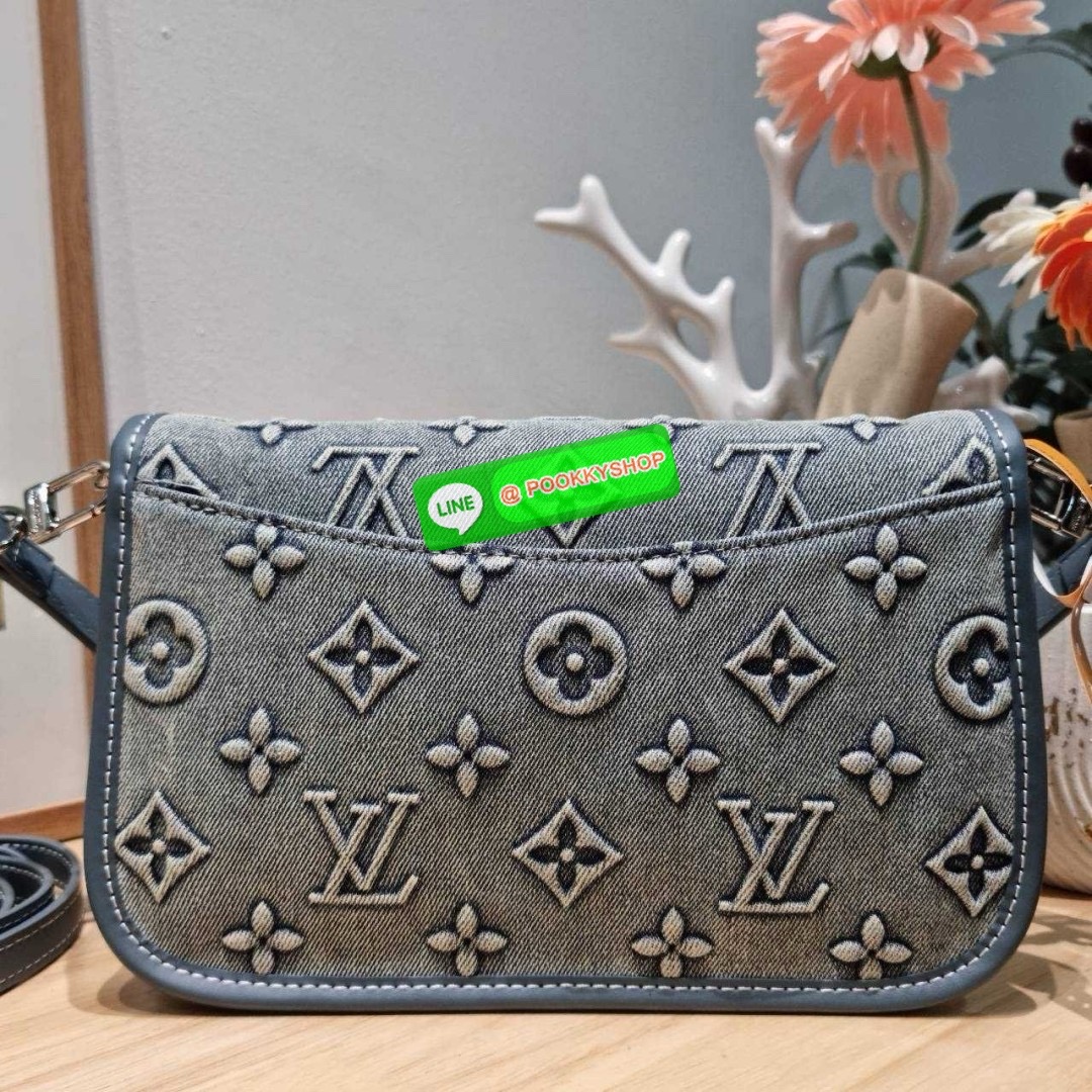 LV diane monogram washed denim bag 🔆 Details ใหม่ล่าสุด กับกระเป๋าทรงสุดฮิต คลาสสิคและเป็นอีกหนึ่ง signature ที่มาในรูปแบบ washed denim สวยดูแพงสุดๆ มาพร้อมสายสะพายถึง 3 แบบ สายคล้องไหล่ สายสะพายข้างแบบหนังและแบบสปอร์ต ทำให้สามารถปรับเปลี่ยนใช้งาน