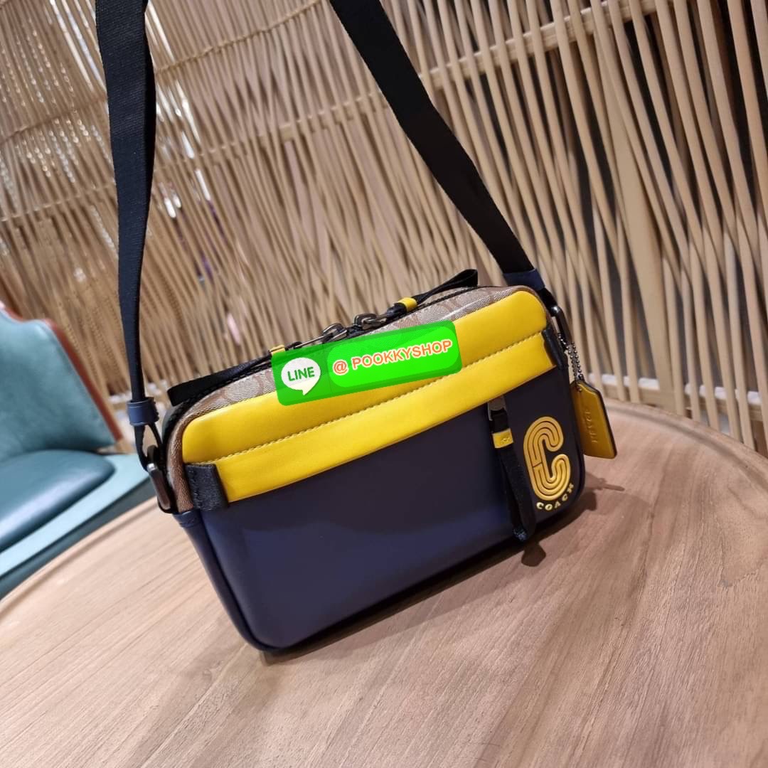 COACH 2373 EDGE CROSSBODY ความเท่ never die!! กระเป๋าครอสบอดี้ทรงยอดฮิต ที่หนุ่มๆไม่ควรพลาด รูปทรงดีไซน์คลาสสิค ใช้งานง่าย วัสดุหนังแท้สลับแคนวาส โดดเด่นด้วยลูกเล่นโทนสี ตัวกระเป๋ามีซิปหลัก และซิปด้านหน้า พร้อมช่องแยกด้านหลัง ใส่ของไปเลยเน้นๆ ใส่โทรศัพท์ม