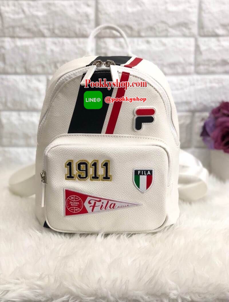 New arrival !!! FILA MEDIUM BACKPACK พร้อมส่งรุ่นใหม่ล่าสุด บอกเลยยสวยมากกกค่ะ!!! เป้ แบรนด์ Fila ที่ตอนนี้ไม่มีใครไม่รู้จักค่ะ ✔️จุดเด่น หนังต้องนิ่ม สัมผัสได้ตอนจับค่ะ ✔️สีขาว ด้านหน้าต้องเป็นงานปักเท่านั้นนะค่ะ ✔️หัวซิปตราแบรนด์ ด้