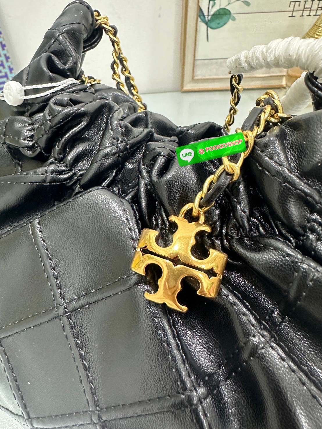 Tory Burch Fleming Drawstring Bag ผลิตจากหนังนิ่ม ตกแต่งด้วยลายไดมอนด์และสายโซ่