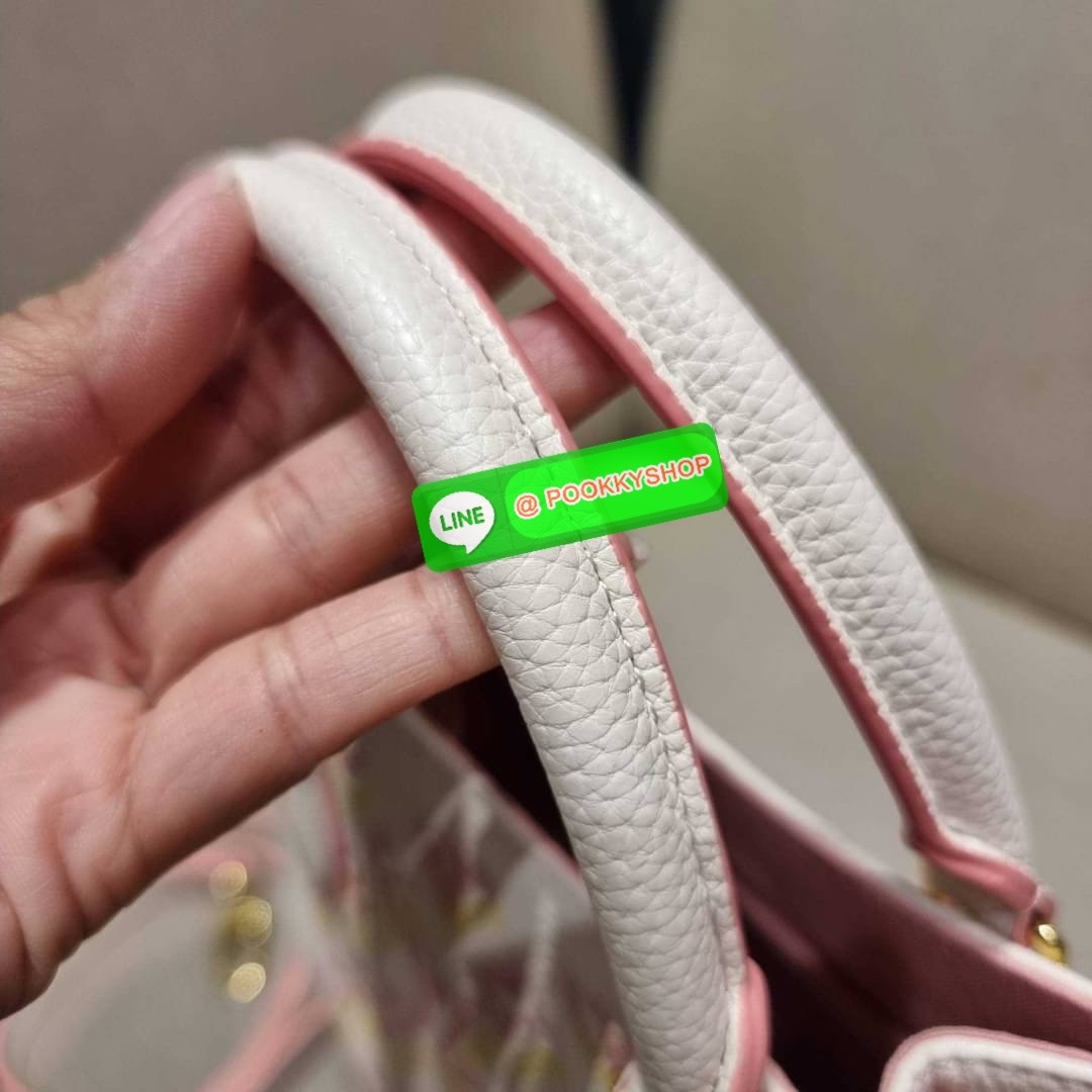 New arrival!! LV crossbody tote bag ดีไซน์ใหม่ น่ารัก ละมุน น่าใช้มาก จากเคาน์เตอร์ dutyfree กระเป๋าทรงโท้ทที่ใครเห็นต้องเป็นคลั่งรัก ดีไซน์คลาสสิค ผู้ดี หรูหรา โทนสีใช้งานง่าย ทุกสไตล์ วัสดุหนัง pepble มาพร้อมหูจับในตัว คล้องแขนก็ดูแพง หรือจะเกี่ยวสายครอ