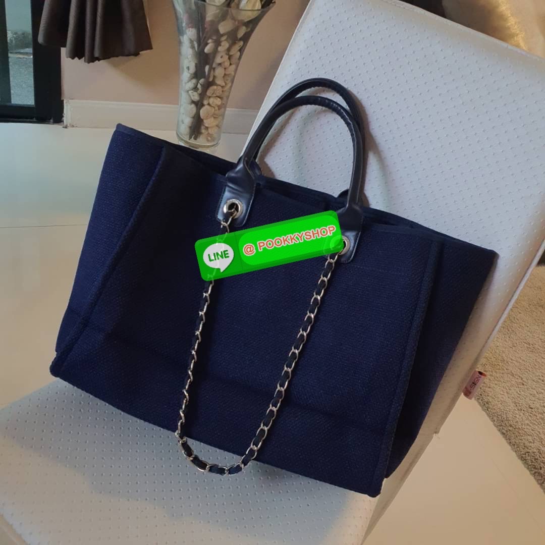 กลับมาพร้อมส่งอีกครั้ง!! รอบนี้มีมาให้เลือก8สี เลยค่ะ กับรุ่นที่สาวๆรอคอย CHANEL CANVAS TOTE BAG จากงานพรีเมี่ยม VIP GIFT รุ่นดังเลยค้า SIZE ใหญ่อลัง ตัวกระเป๋าเป็นผ้า CANVAS เนื้อดีสมราคา อะไหล่เงินปั้มแบรนด์แท้ทั้งใบ ด้านหน้าปัก logo แบรนด์สุดหรู จุของไ