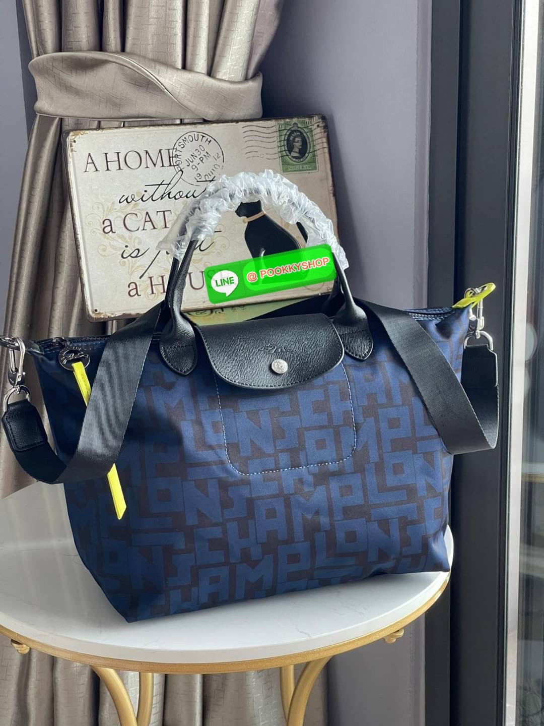💕Longchamp LE PLIAGE LGP TOP HANDLE BAG M พบกับคอลเลคชั่นใหม่ล่าสุด มีดีไซน์ที่เรียบหรูและคลาสสิก แฝงด้วยลูกเล่นแบบเฟมินีน แถมยังมีน้ำหนักเบาอย่างไม่น่าเชื่อ มาพร้อมกับหูจับกระเป๋าคู่และฝาปิดแบบกระดุม กระเป๋าถือใบนี้สามารถใช้ถือแบบทั่วไป มีสายสะพา