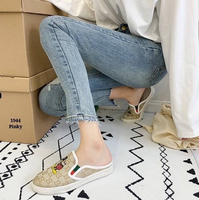 พร้อมส่ง ผ้าใบเปิดส้น งานนำเข้ากุชชี่ Mickey ที่กำลัง hot งานดีมาก พื้น pu เกาะพื้นดีเยี่ยม บิดงอได้ ตัวรองเท้าเป็นสีทองเงาวับ แต่งด้วยพี่ Mickey ของเราดูโดดเด่น น่ารักกว่าใคร แน่นอน