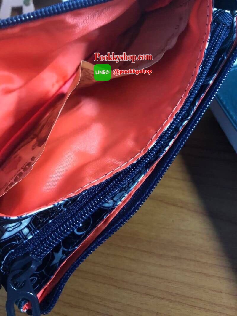 NEW!! LESPORTSAC MINI WRISTLET BAG กระเป๋าคล้องมือใบน่ารัก วัสดุโพลีเอสเตอร์กันละอองน้ำได้ มีลวดลายให้เลือกเยอะมากถึง 19 ลายเลยค่ะ รุ่นนี้ตรงสายคล้องมือจะมีตัวล็อกเปิดปิดได้ ตัวกระเป๋าแบ่งเป็น 3 ช่อง เปิดปิดด้วยซิป ใส่ iPhone plus ได้พอดีเด๊ะเลยค๊า น้ำหนั