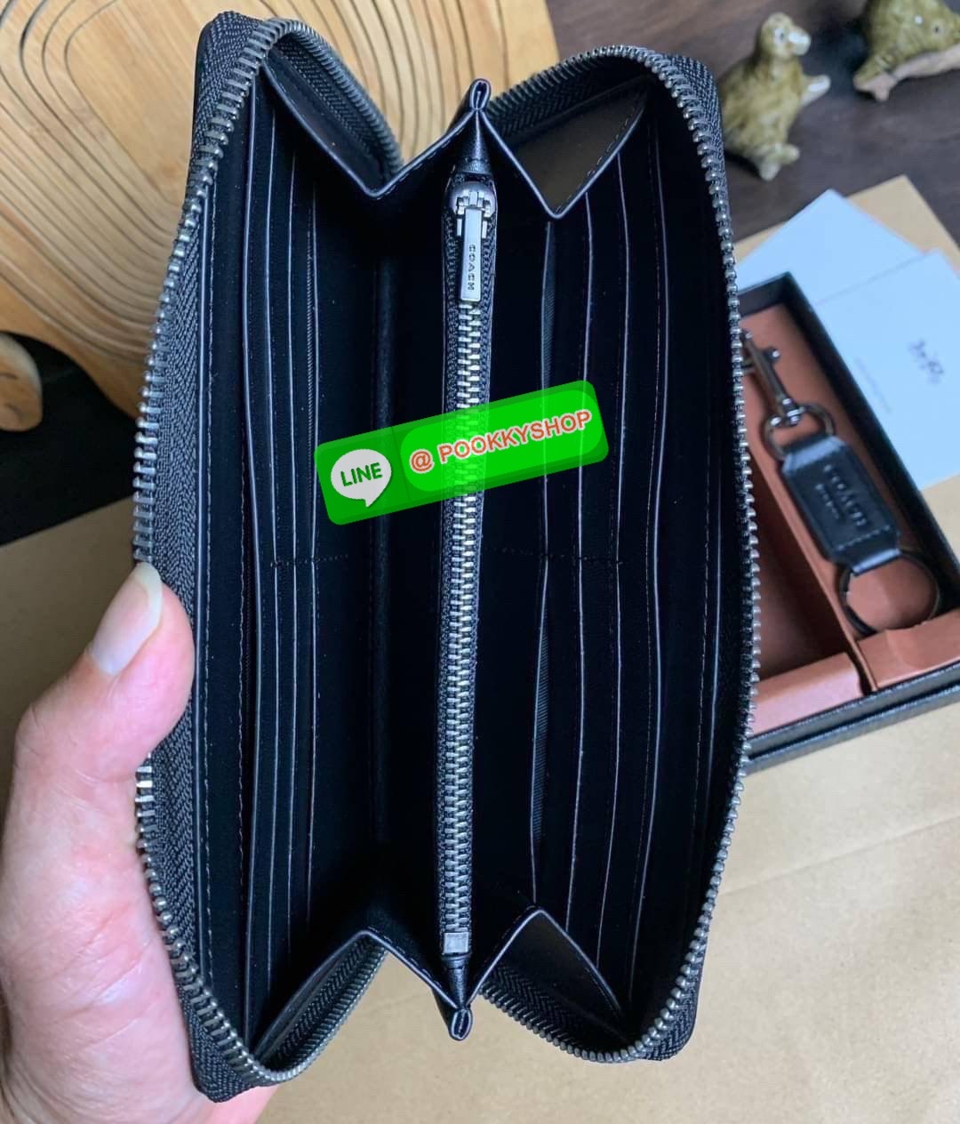 COACH ACCORDION ZIP WALLET IN SIGNATURE CANVAS กระเป๋าสตางค์ใบยาว ซิปรอบ ใช้งานง่าย ด้วยฟังค์ชั้น ด้านใน ใส่บัตรได้จุใจ มีช่องซิปใส่เหรียญตรงกลาง โดนใจหลายๆคนไปเรียบร้อยและคลาสสิค เรียบหรูดูแพงตลอดกาล ยกให้รุ่นนี้เลย