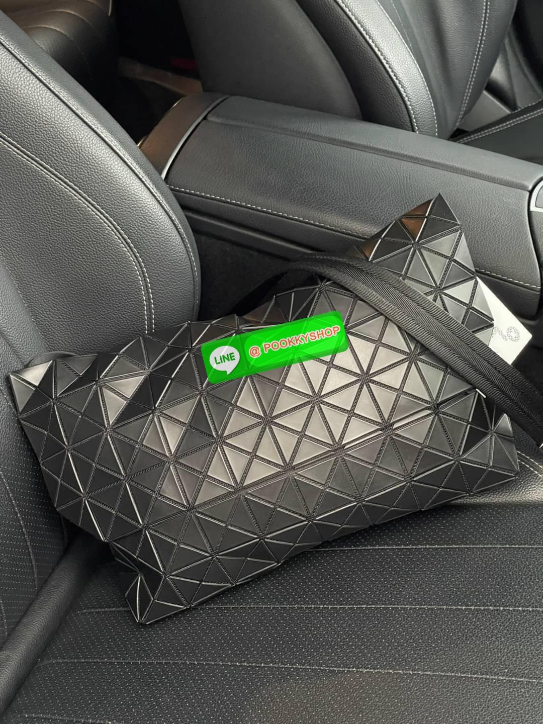 💕Baobao Issey Miyake Prism Sac ชาวมินิมอลทั้งชายและหญิงต้องถูกใจรุ่นนี้ เพราะ Prism Sac เป็นกระเป๋าแบบ unisex ที่มาพร้อมกับความเรียบง่ายของวัสดุเนื้อแมตต์ แต่ให้ลุคสไตล์เท่แบบคูลๆ โดดเด่นด้วยดีไซน์ที่ออกแบบมาให้ใช้งานที่ง่าย ตอบโจทย์ทุกสถานการณ์ฝา