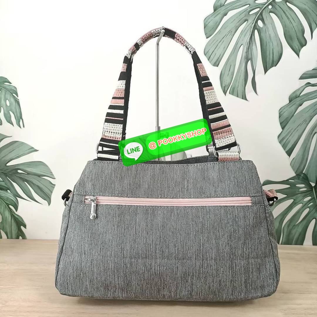 Kipling Damen Orelie Henkeltasche handbag กระเป๋าถือหรือสะพาย ขนาดกลาง วัสดุ Nylon 100% หูถือสูง 7 นิ้ว สายสะพายยาว สายสะพายยาว 126ซม. มีช่องแยกใช้งานหลายช่อง ประกอบด้วย -ด้านหน้า ช่องซิปลึกถึงฐานกระเป๋า -ด้านหลัง ช่องซิปลึกถึงฐานกระเป๋า -ช่องใช้งานหลักด้