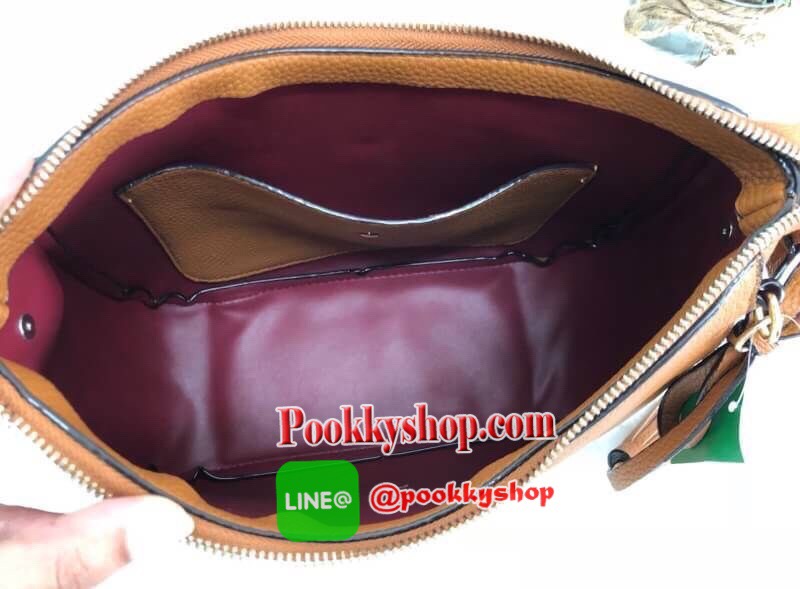 New Kate spade new york shoulderbag พร้อมส่งค่ะ นานๆจะมีมา!!! กระเป๋าสะพายไหล่หรือสะพายข้างได้ วัสดุหนังลายลิ้นจี่ ลายหนังสวย นิ่ม น่าใช้มากๆค่ะ ทรงฮิตเลยจ้าา ด้านหน้ามีพวงหนังผูกโบว์ห้อยยาวลงมา ตอกย้ำความสวยมาเพิ่มให้นะคะ เปิดปิดกระเป๋าแบบซิป ภายในโล่ง ใ