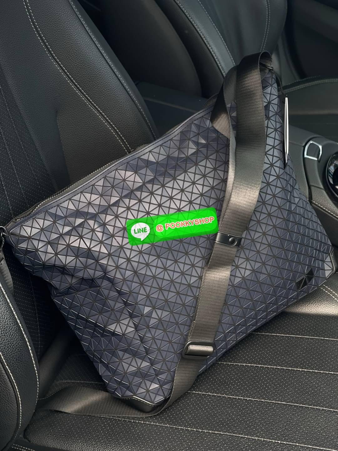 Baobao Issey Miyake Large Messenger Bag เป็นทรงกระเป๋าที่ได้รับความนิยมอย่างมาก เนื่องจากมีขนาดกำลังดี พกพาสะดวกและมีดีไซน์หลากหลาย สามารถใส่ได้ทั้งเอกสาร, สมาร์ตโฟน, โน้ตบุ๊ก หรือแม้แต่ของจุกจิกอื่น ๆ เหมาะสำหรับการใช้งานในชีวิตประจำวันเป็นอย่างมากค่ะ นั