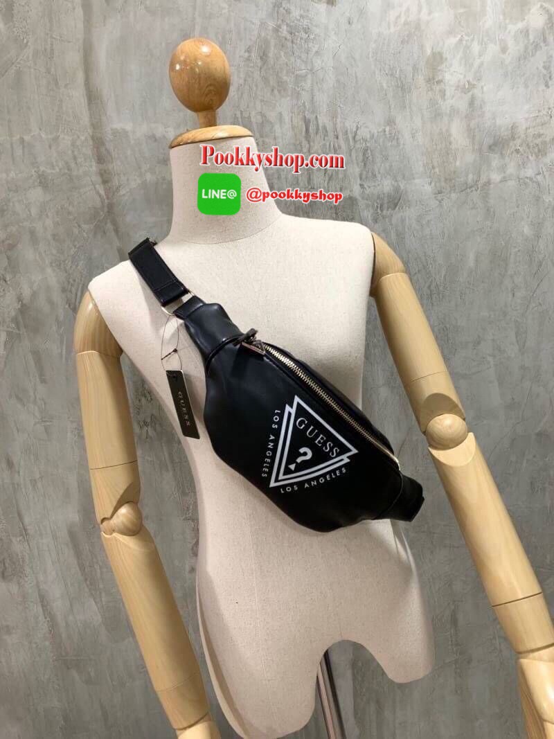 Guess Adjustable belt strap waist bag กระเป๋าทรงคาดอกคาดเอวทรงยอดฮิตแห่งปี ออกมาให้ยลโฉมอีกรุ่นด้วยการใช้งานที่ง่ายและคล่องตัว มีหัวซิปสามเหลี่ยมโลโก้แบรนด์เป็นสัญลักษณ์ ใส่โทรศัพท์มือถือได้ทุกรุ่น สายสะพายปรับได้ฟรีไซส์ สวยดูโฉบเฉี่ยวเอาใจวัยรุ่นเลยคร้า!