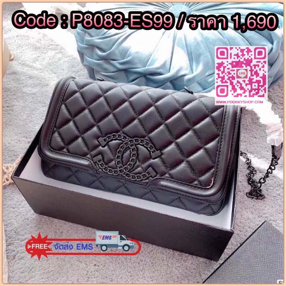VIP CHANEL SHOULDER BAG กระเป๋าสะพายวัสดุหนังแกะนิ่มลายตาราง ทรงฮิต เปิดปิดด้วยกระดุมแม่เหล็ก หัวซิปประดับโลโก้อะไหล่ดำ ด้านหน้ามีโลโก้แบรนด์ มาพร้อมสายโซ่ร้อยหนัง มีหนังรองบ่า จะสะพายหรือเก็บสายถือก็ดูดี ดีไซน์คลาสสิคไม่มีเอ้าท์ ใช้ได้ทุกโอกาสเข้าได้กับท