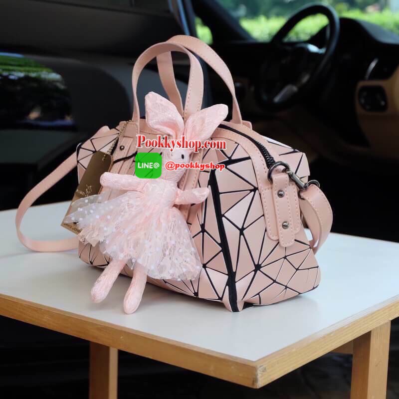 สีเข้าใหม่รุ่น หายากคะ ทรง speedy ขายดี น่ารักมาก 3 สี น่ารักมากรับประกันเลยค่า พร้อมกระต่าย polka dot เข้า set เลิศคะ กระเป๋า จากแบรนด์ David Jones กระเป๋าสะพายข้างดีไซน์เกร๋มาก สีสวยหรูมาก ขนาดกะลังดีเลย น้ำหนักเบามากคะ ภายในมีช่องเก็บของจุกจิกได้ มีถุง