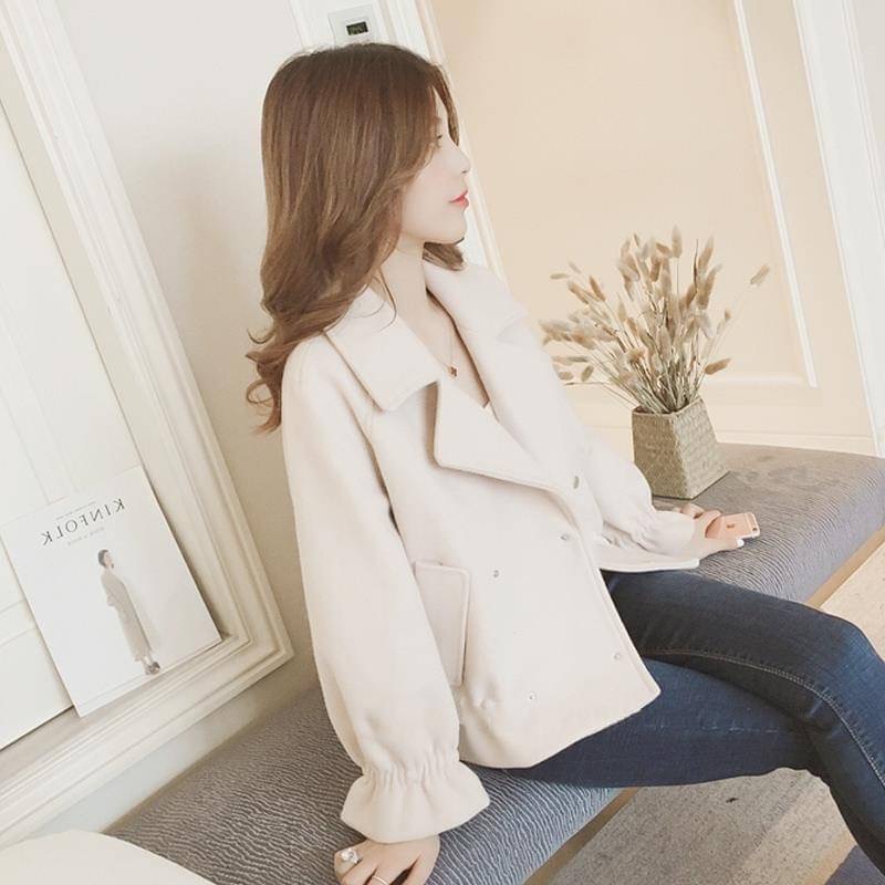 Detail เสื้อคลุมโค้ทตัวสั้น งานผ้าสักกะหลาดอย่างดี บุซับใน กระดุมสองแถว กระเป๋าสองข้างซุกมือได้ เสื้อหยิบคลุมใส่ได้ทั้งทริปแค่เปลี่ยนตัวในพกง่ายไม่หนาไม่หนัก พกติดกระเป๋าใส่เที่ยวใส่เดินทางกันนะคะ