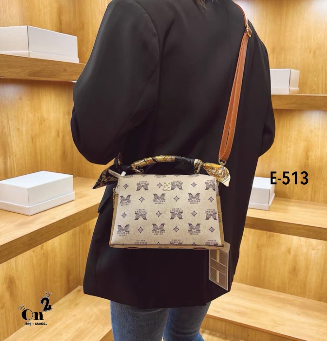 NEW-IN💘ใบนี้คือน่าร้ากก สไตล์แบรนด์😚 งานคุณภาพค่ะ ดีไซน์เกร๋ไม่เบา หูโค้งอยู่ทรงสวยค่า👏🏼เห็นปุ๊บคือชอบปั๊บบ งานดีมากก เป็นทรงหมอน จุได้เยอะ(ใส่มือถือได้) มาพร้อมสายยาว