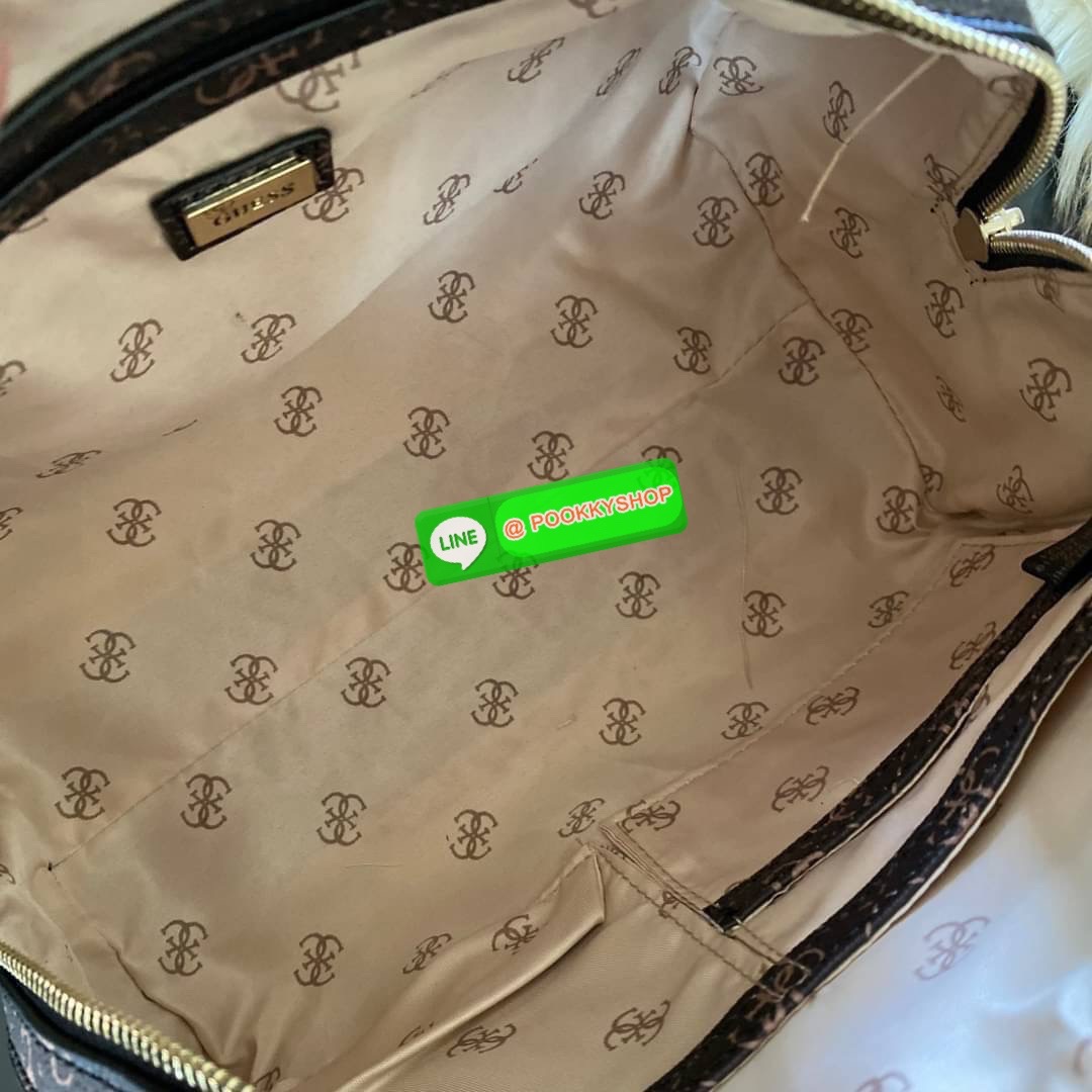GUESS JENSEN BOX SATCHEL กระเป๋าทรงหมอน ประดับพวงกุญแจโลโก้แบรนด์ด้านหน้ากระเป๋า มีหมุดรองฐานตั้งอยู่ทรง มาพร้อมกับสายสะพายยาวปรับระดับได้ ภายในซับในตราแบรนด์อย่างดี รุ่นนี้สวยงามมากค่ะ สินค้าถ่ายจากงานจริง ใครได้ไปรับรองไม่ผิดหวัง❤️