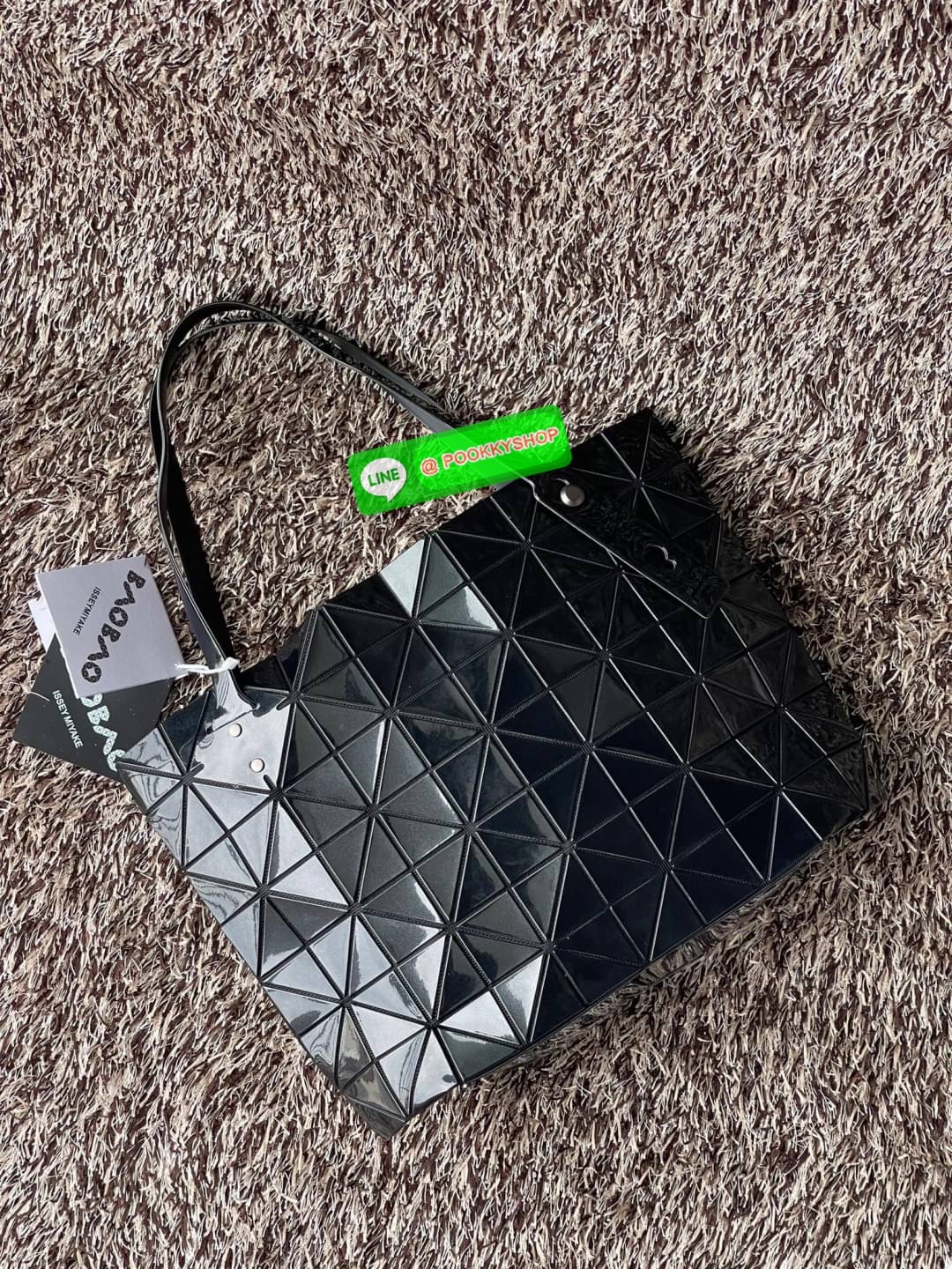 💕 Bao Bao Issey Miyake ROCK MATTE ซีรีส์นี้จะเป็นทรงสี่เหลี่ยมผืนผ้า มีซิปปิดด้านบน ถือเป็นรุ่นที่เหมาะกับการใช้งานในชีวิตประจำวัน สามารถพับมุมและบริเวณด้านล่างของกระเป๋าเพื่อเพิ่มความสะดวกสบายในการใช้งาน ทั้งยังช่วยให้วางกระเป๋าในแนวตั้งได้อีกด้ว