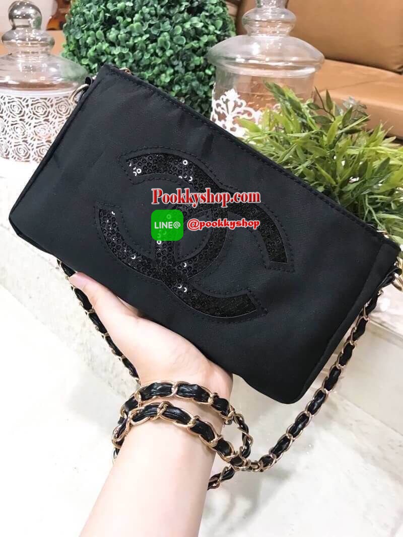 ไอเท็มแนะนำ! รุ่นใหม่ล่าสุด Chanel Cosmetic Cluth Bag With Chain กระเป๋าถือหรือสะพายพรีเมี่ยมเเท้จาก Chanel Cosmetic Counter VIP Gift วัสดุ Nylon&Polyester 100% สีดำประดับโลโก้แบรนด์วิ้งๆสวยหรูดูดี เปิดปิดด้วยซิป หัวซิปแบรนด์อะไหล่ทอง ซับในสกรีนโลโก้ ภายใ