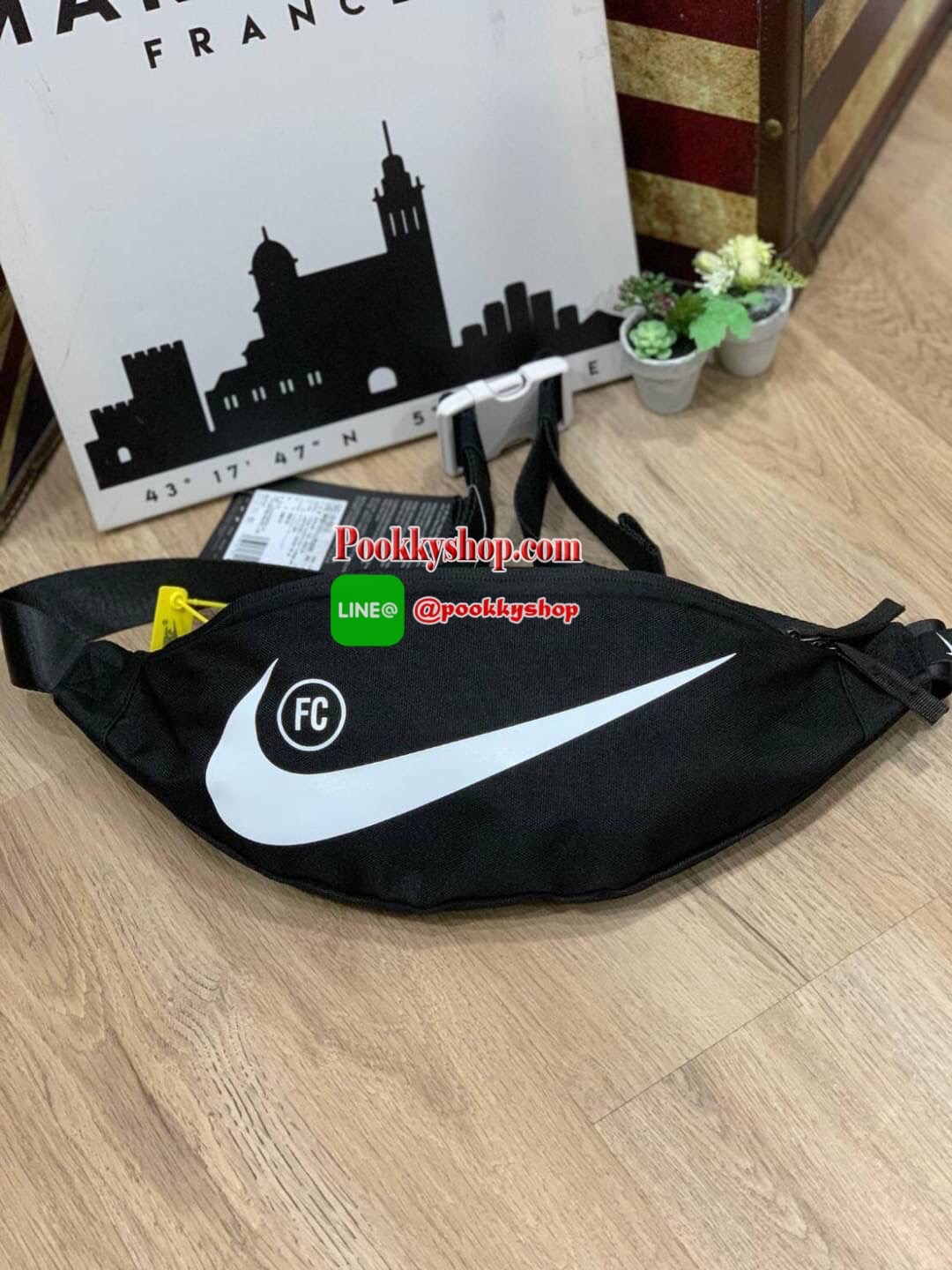 NIKE HERITAGE HIP PACK รุ่น BA6110-011 กระเป๋าทรงคาดเอวและคาดหน้าอกสไตล์สปอร์ต เปิดปิดด้วยซิปคู่ ภายในใส่กระเป๋าสตางค์ยาวได้ ด้านหน้าสกรีนตามลายต่างๆของนักออกแบบชื่อดังสาย มีคาดปรับความยาวได้ฟรีไซส์ น้ำหนักเบา เป็นกระเป๋าที่เปิดกว้างหาของได้ง่าย และใช้ได้