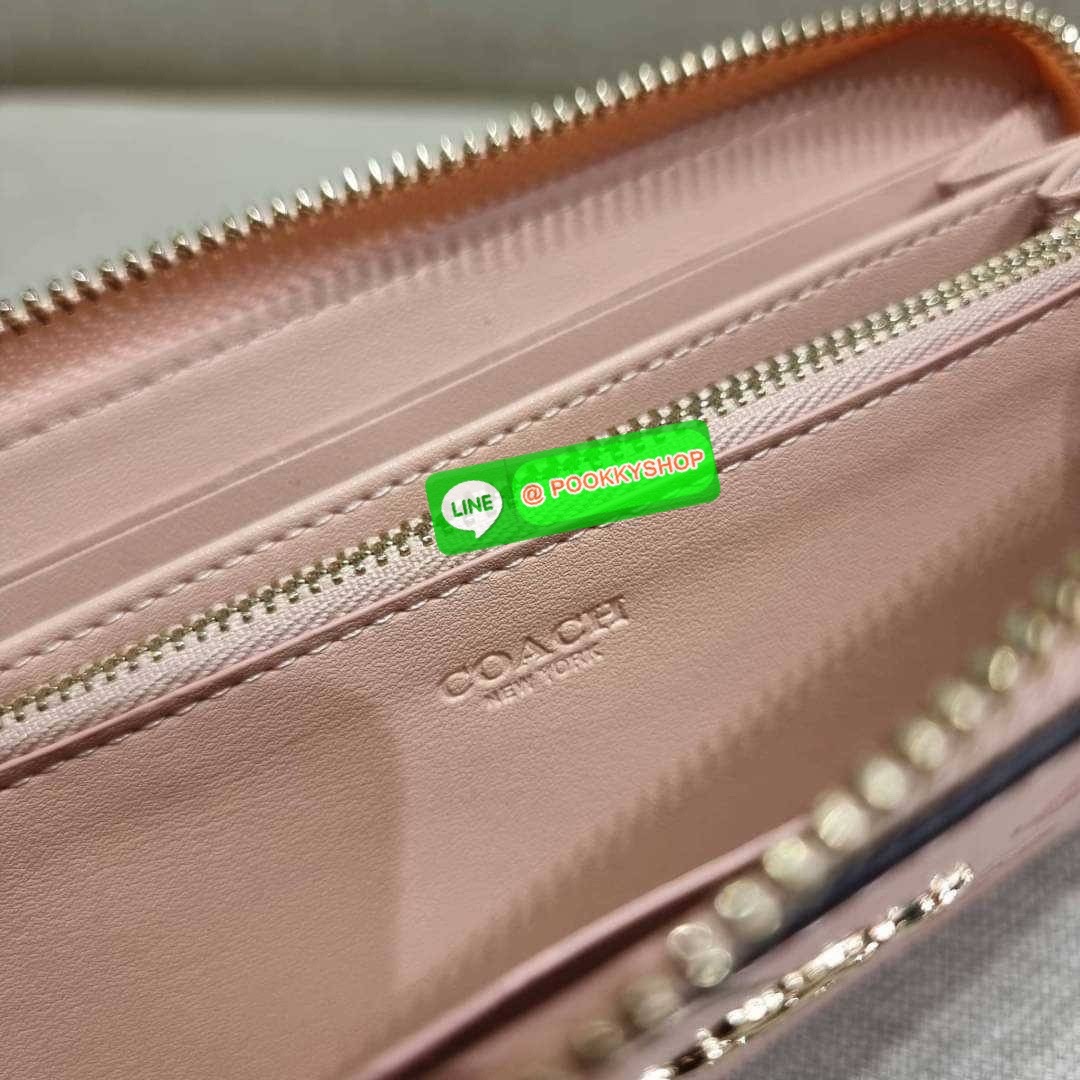 COACH C8695 LONG ZIP AROUND WALLET IN SIGNATURE CANVAS WITH MYSTICAL FLORAL PRINT พร้อมเสิร์ฟความหรู กับคอลใหม่ล่าสุด กระเป๋าสตางค์ใบยาวกึ่งคล้องมือ มาในดีไซน์ผู้ดี เรียบหรู ถือใช้แล้วขับผิวมาก ลวดลายดอกไม้คละเคล้าสวยงาม วัสดุหนังแคนวาสเคลือบลาย มาพร้อมสา