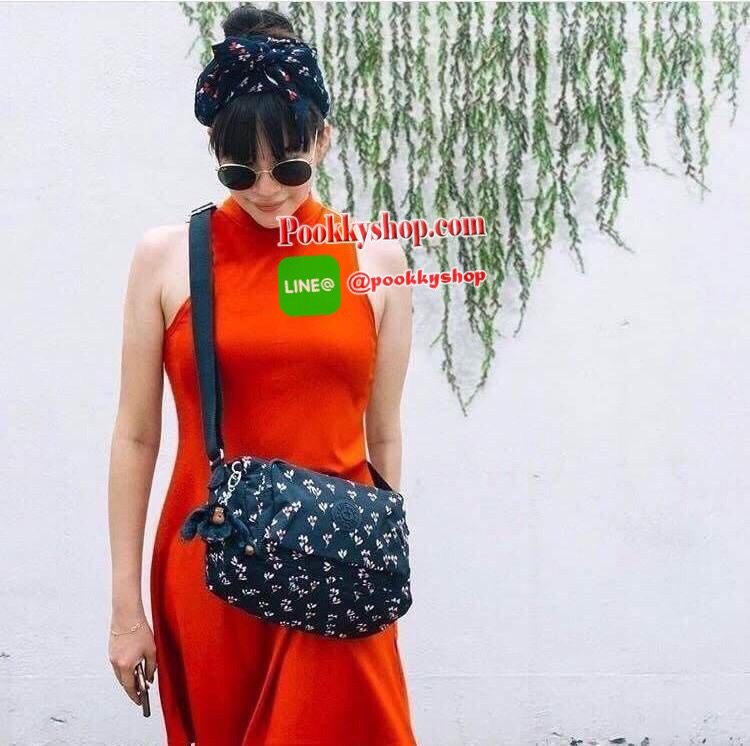 Kipling Reth กระเป๋าสะพายทรงสวย รุ่นยอดนิยมเลยค่ะ สายสะพายปรับระดับสั้น-ยาว เป็นกระเป๋าสะพายเฉียงลำตัวได้ค่ะ ช่องซิปเยอะค่ะ ใส่ของได้เป็นสัดส่วน จุสัมภาระได้ดีเลยค่ะ ทรงสวย สะพายน่ารักมาก ห้ามพลาดเลยค่ารุ่นนี้