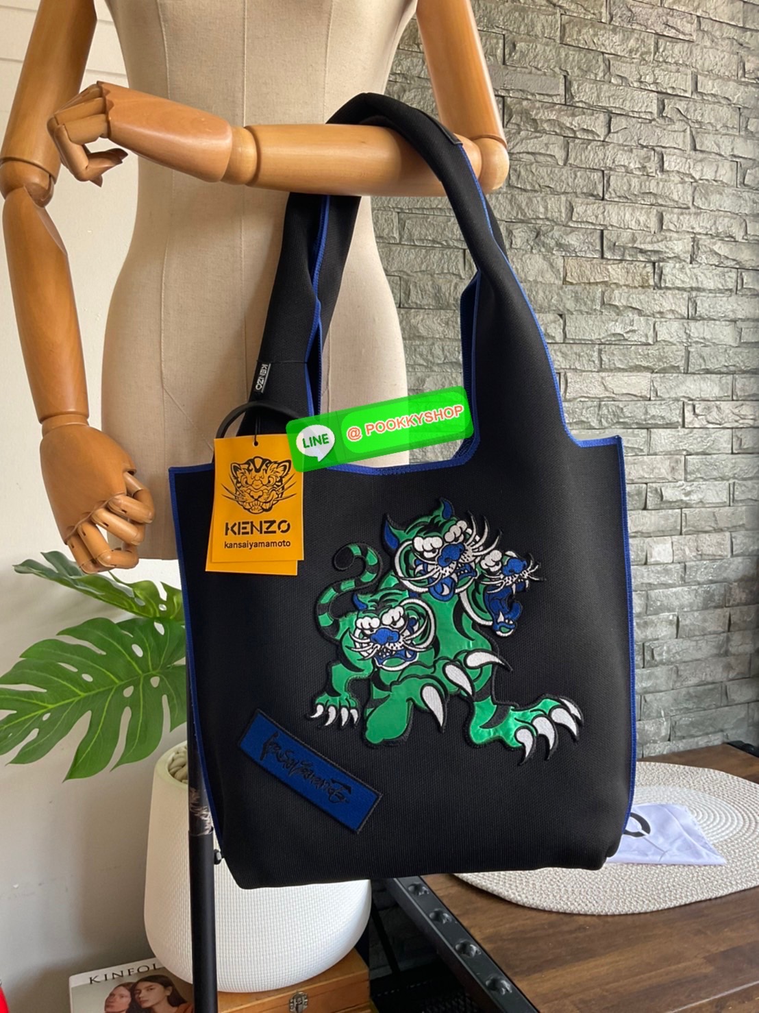 🚚 พร้อมส่ง 🚚 KENZO X KANSAI YAMAMOTO TIGER TOTE BAG กระเป๋าสะพายไหล่ ทรง โท้ทิสี ดำ และ น้ำเงินเข้ม x คันไซ ยามาโมโตะ Three Tigers จาก KENZO โดดเด่นด้วยลวดลายปัก วัสดุเป็นผ้าอย่างหนานุ่มคุณสมบัติพิเศษเฉพาะแบรนด์ น้ำหนักเบามากๆ หูหิ้วด้านบน