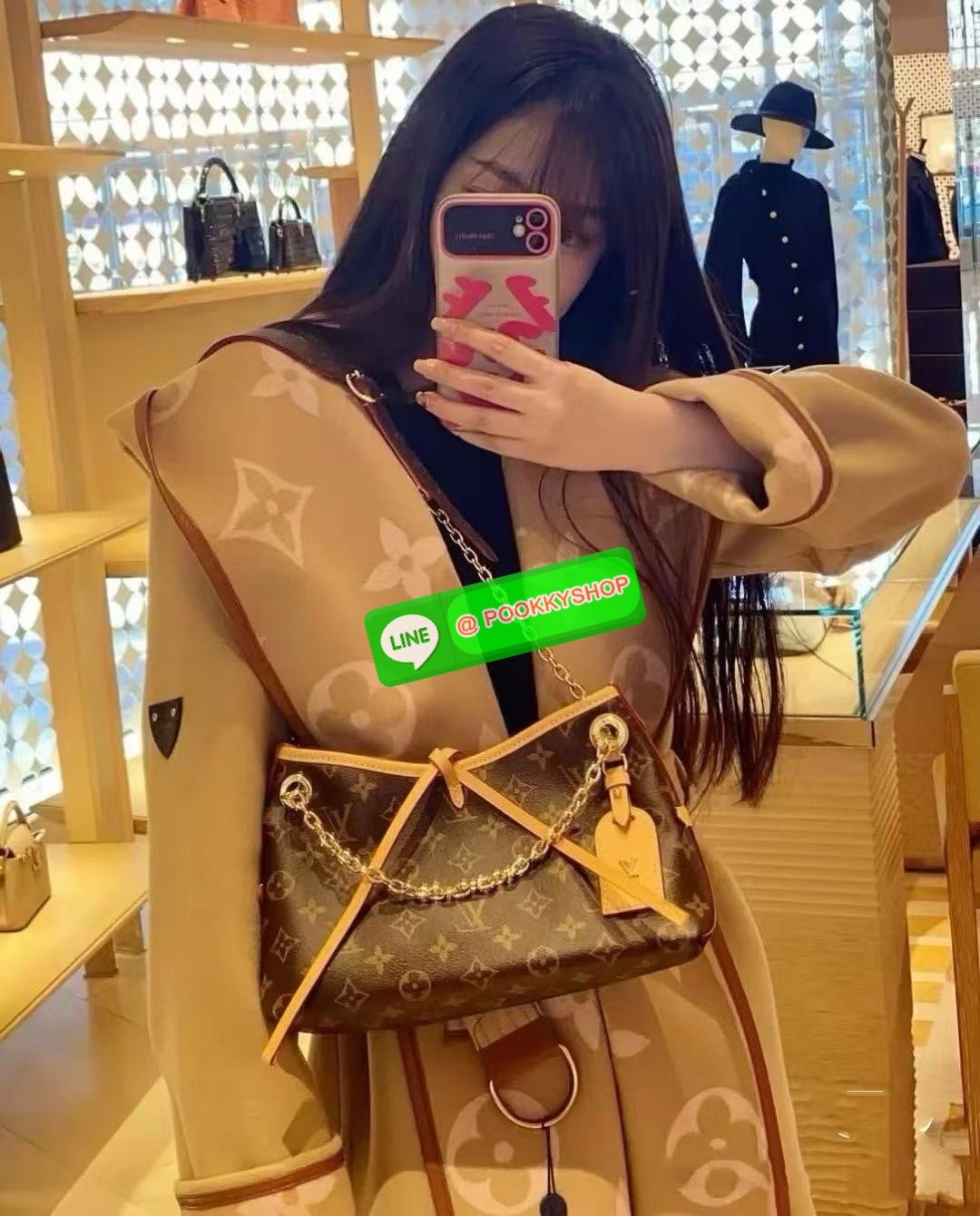 หมดรอบนี้ไม่เข้าแล้วน๊าาราคาดีงาม! LOUIS VUITTON CARRYALL BB BAG((VIP gift ตปท.)) 🔖พร้อมส่ง! ใบกลางกำลังดี พกพาได้ทุกๆวัน ไม่ใหญ่เกินตัวไปค่ะ หนังแท้ หนังนิ่มสวย น้ำหนักเบา! 🔖สายสะพายรุ่นใหม่นี้แบบอะไหล่ทองลายโซ่สวยมากๆ ต่อสายแบบหนังค่ะ