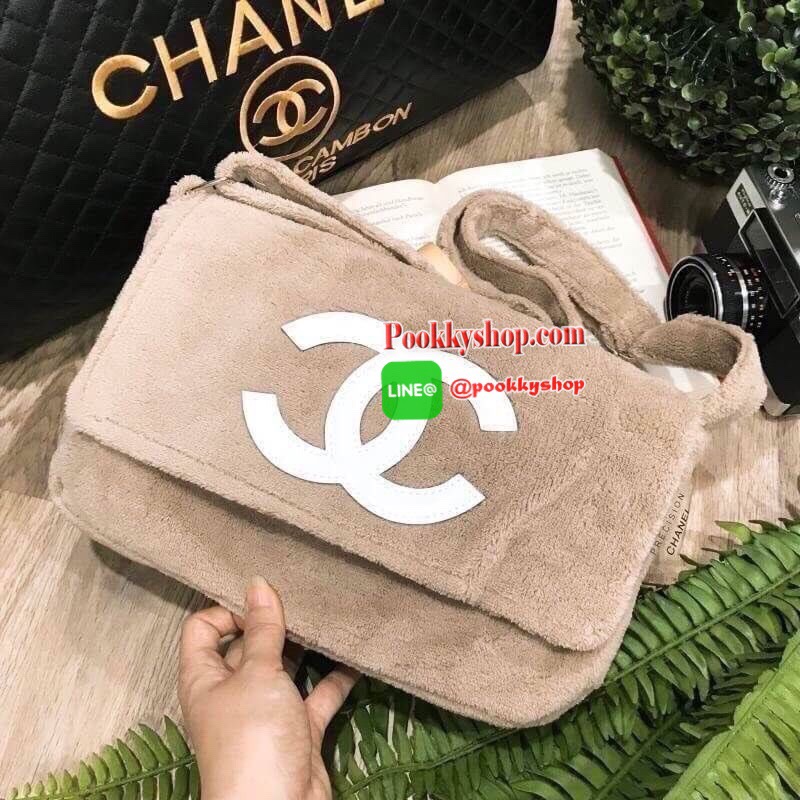 MUST HAVE! Chanel Beaute Crossbody Bag กระเป๋าถือหรือสะพายพรีเมี่ยมของเเท้จาก Chanel Cosmetic Counter VIP Gift รุ่นแนะนำวัสดุขนวูฟสีดำหนานุ่มตัดโลโก้แบรนด์หนังแก้วสวยโดดเด่น น้ำหนักเบา เปิดปิดด้วยฝาปิดกระดุมแม่เหล็ก ใบใหญ่กำลังดีใส่ ipad กระเป๋าสตางค์ใบยา
