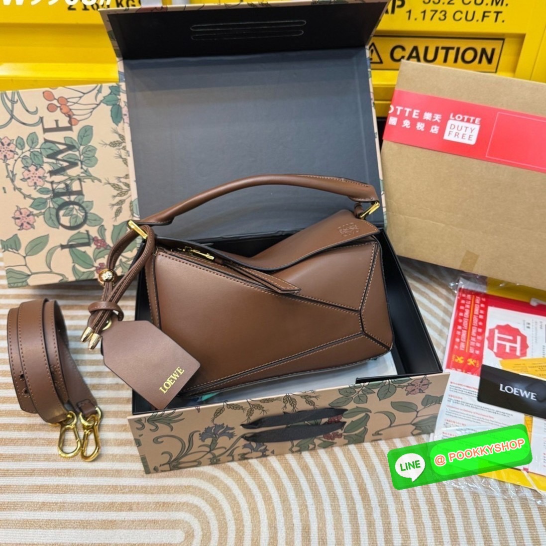 Loewe Puzzle bag กระเป๋าสะพายข้างทรงกล่อง สุดยอดแบรนด์ที่ดีไซน์เป็นเอกลักษณ์ โดดเด่น สวยหรู สไตล์พัซเซิลคลาสสิค เปิดใช้งานด้วยซิป ที่ภายในโล่ง ใส่ของสำคัญจุกจิกได้ มาพร้อมสายสะพาย และหูหิ้วในตัว ที่สลับเปลี่ยนใช้งานให้เหมาะได้ในแต่ละวัน สาวๆห้ามพลาดใบนี้เ