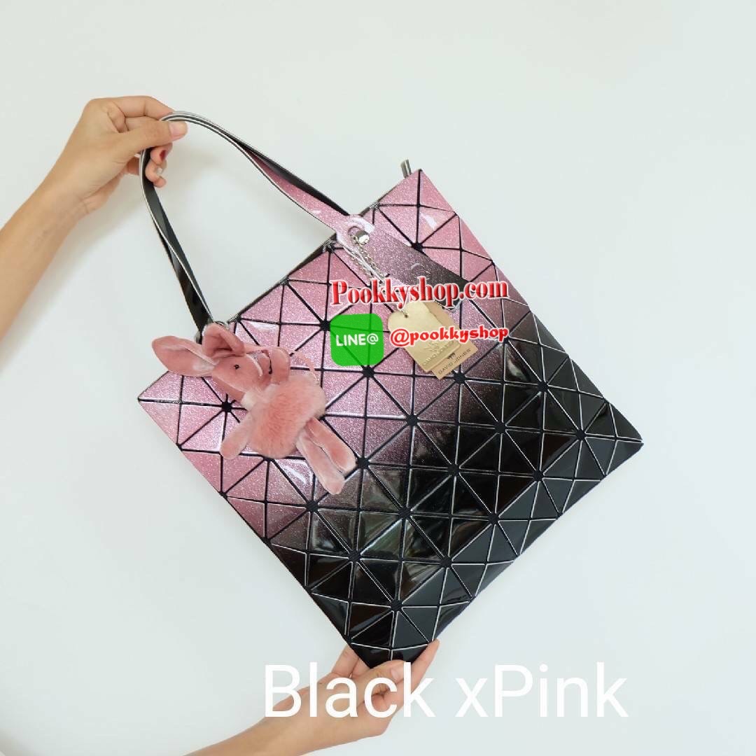 สีใหม่ ห้ามพลาดเลยค่า ทรงสุดฮิตจากแบรนด์ David Jones รุ่น Candy color ใบนี้ มาพร้อมกับน้องกระต่าย สีเข้า set กับกระเป๋าคะ กระเป๋า ทรง Tote ตัวกระเป๋าเย็บติด ด้วยแผ่นอคิลิค ตัดขอบลายวิ้งๆ สุดหรู ดีไซน์เกร๋ จุดเด่นที่ น้ำหนักเบา สามารถ ถือ หรือ สะพายไหล่ได้