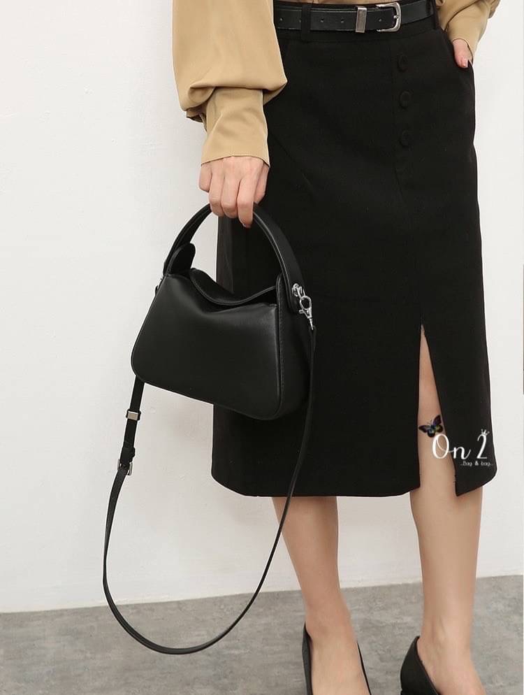 Viva PU Premium Debut งานใหม่ล่าสุด Viva ใบกระทัดรัดกำลังดี มีหูจับ ใช้งานง่าย น้ำหนักเบา ใช้ได้หลายโอกาส ถือสวยมากก สายสะพายยาวก็เก๋ ฝาปิดเป็นเเม่เหล็ก หนังเรียบ คุณภาพดี เป็น everyday bag ได้เลยค่าา