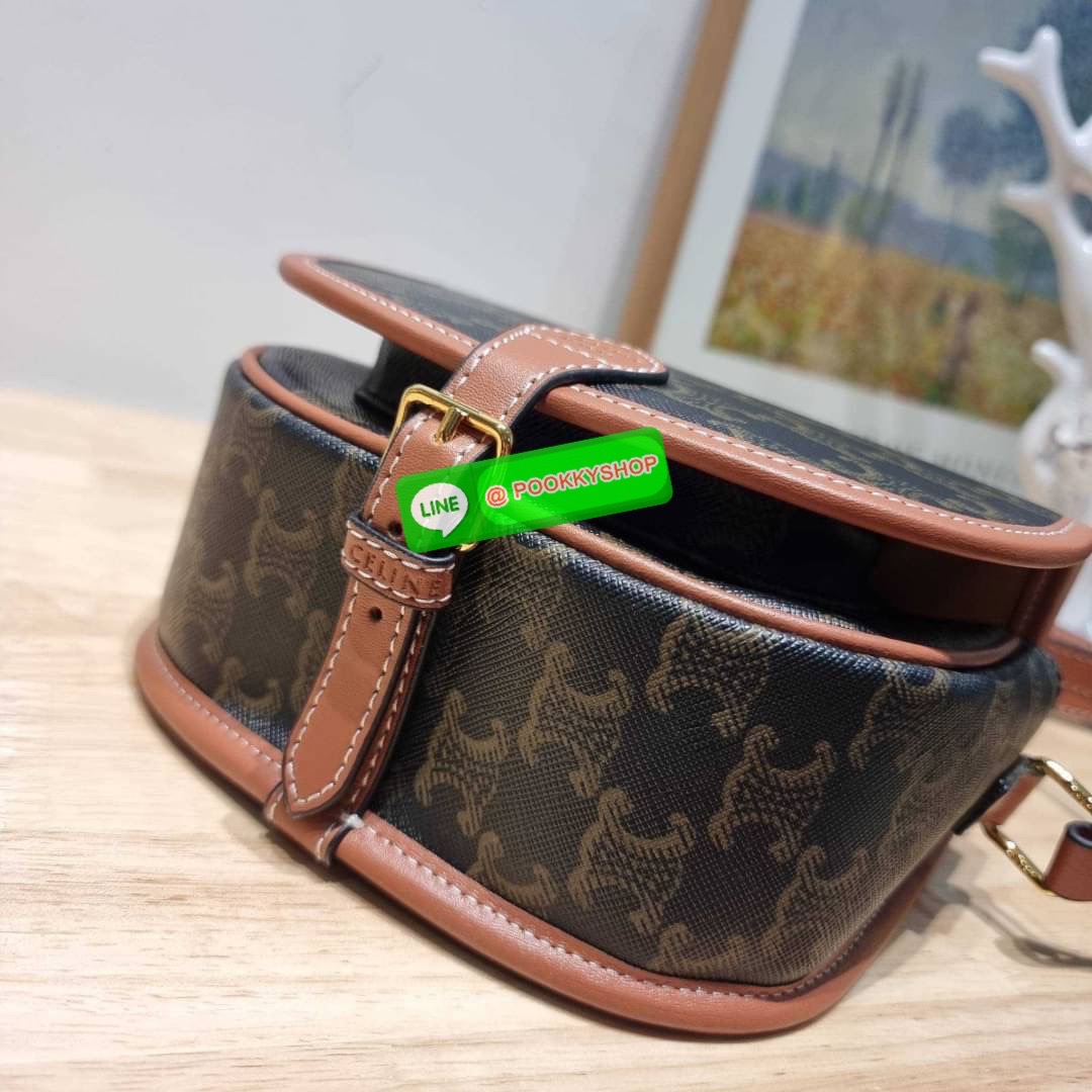 🔆 Model CELINE FOLCO SHOULDER BAG IN TRIOMPHE CANVAS 🔆 Details รุ่นยอดฮิต ขายดีไม่มีตก กับกระเป๋าสะพายข้าง ทรงสวยโดดเด่นเป็นเอกลักษณ์ ดีไซน์โค้งมนสวยงาม เปิด-ปิดกระเป๋าด้วยสายหนัง สายสะพายในตัว ปรับได้ ภายใรเป็นช่องโล่ง แบ่งสัดส่วนไว้อย่าง