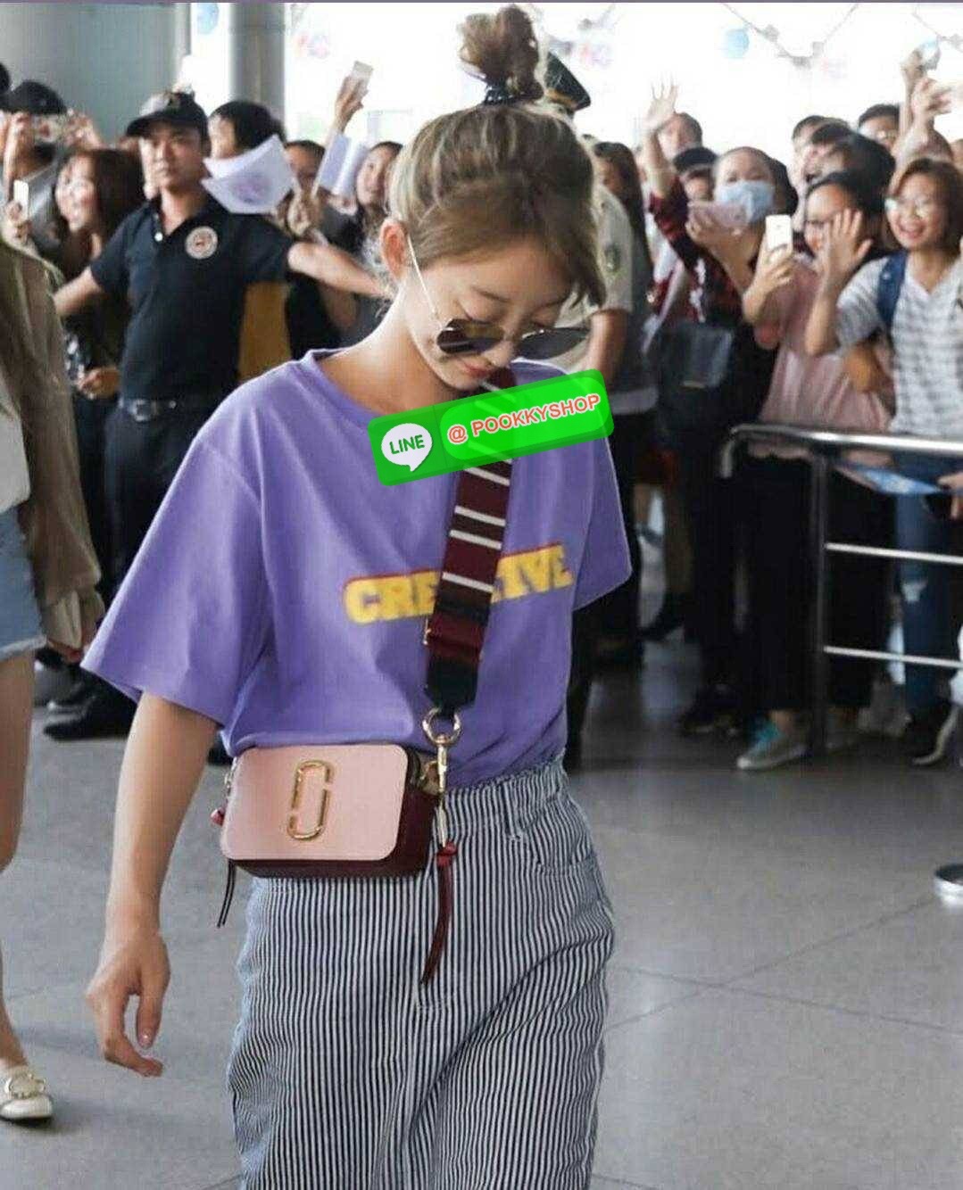 MARC JACOBS THE SNAPSHOT CAMERA BAG ไอเท็มยอดฮิตที่โดดเด่นเป็นเอกลักษณ์ กับกระเป๋าสะพายข้างสุดปัง เรียกได้ว่าไม่ซ้ำใคร!! วัสดุหนังวัว สวยอยู่ทรง เปิด-ปิดกระเป๋าด้วยซิป มีซิปหลัก 2 ช่อง แบ่งสัดส่วนไว้ดีมาก มาพร้อมสายสะพายสปอร์ตเส้นใหญ่ ที่ออกแบบโทนสีมาให้เ