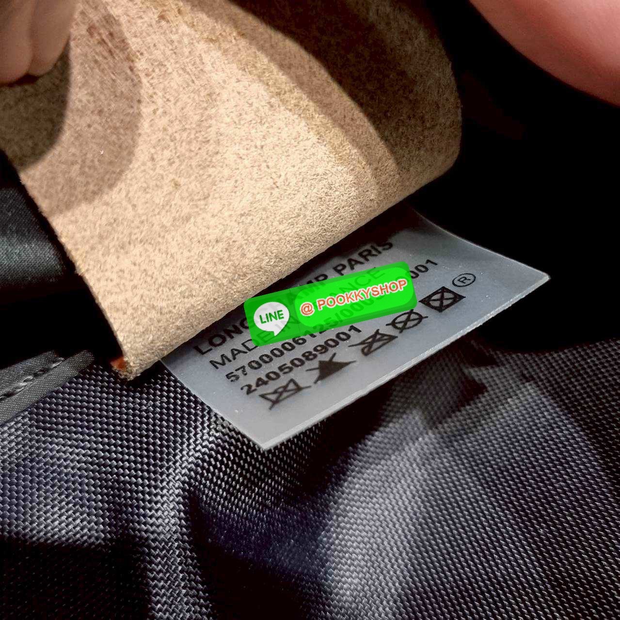 🔆 Model Longchamp le pliage hobo bag 🔆 Details กลับมาอีกครั้งกับรุ่นหายาก กระเป๋าทรงโท้ท ใบใหญ่กำลังดี จุของได้เยอะมากๆ ใส่โน้ตบุ้คได้ ใช้ไปทำงานแมทช์ได้กับทุกไลฟ์สไตล์ ด้านข้างมีกระเป๋าเล็กๆใส่ของจุกจิกหรือโทรศัพท์ได้ เปิด-ปิดกระเป๋าด้วยซ