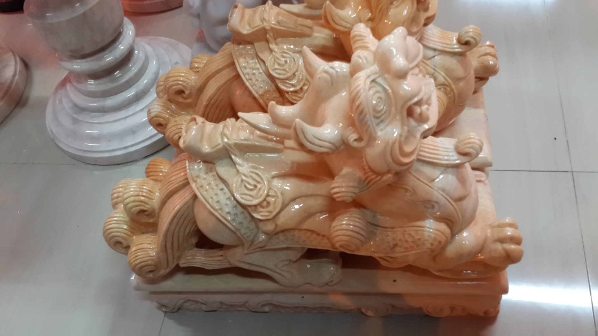 ปี่เซี๊ยะคู่ ยาว50เซนติเมตร กว้าง20เซนติเมตร หินอ่อนสีส้ม