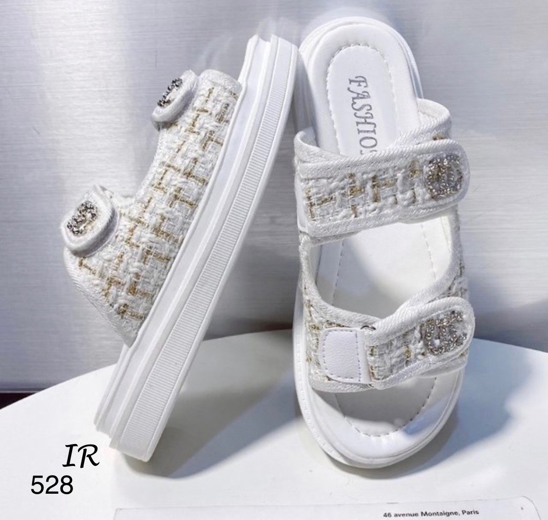 แบบขายดี!!! พร้อมส่ง เข้าแล้วค่า สวยฟาดมากแม่!! Chanel sandal ลำลองผ้าทวิต แต่งอะไหล่ สายปรับได้ พื้นนิ่ม สวยมากกก มองหารองเท้าสวยๆใส่แล้วดูดี ดูแพง คู่นี้เลยค่า