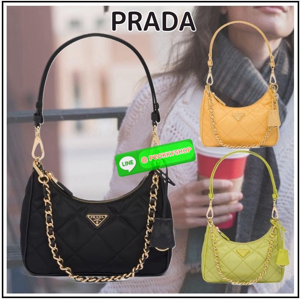 พร้อมส่งอีกครั้ง งานวินเทจสุดคลาสสิค PRADA RE EDITION ที่มาพร้อมสายสะพายสองแบบ สองสไตล์ (ถอดเปลี่ยนได้) อะไหล่ปั้มแบรนด์ทุกจุด วัสดุทำจากผ้า Nylon อย่างดี กันน้ำได้ อยู่ทรงสวย สามารถใส่กระเป๋าตังค์ใบกลางได้ ถอดเปลี่ยนสายได้ เปิดปิดด้วยซิป อะไหล่เงินทั้งใบ