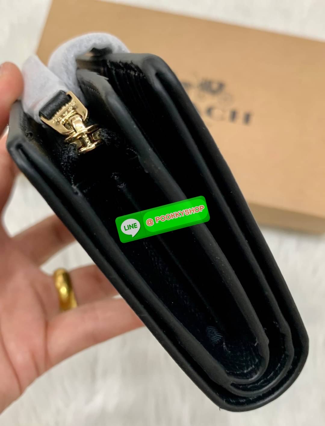 COACH MEDIUM CORNER ZIP WALLET IN SIGNATURE CANVAS ((53562)) 💋กลับมาอีกครั้งค่ะ! กระเป๋าเงินใบกลางหนัง pvc canvas สวยงามค่ะ เปิดปิดช่องหลักด้วยกระดุมภายในมีช่องเสียบบัตรได้ถึง10ช่อง ช่องใส่ธนบัตรหนึ่งช่อง; และช่องซิปสำหรับใส่เหรียญอีกสองช่อง แยกสั